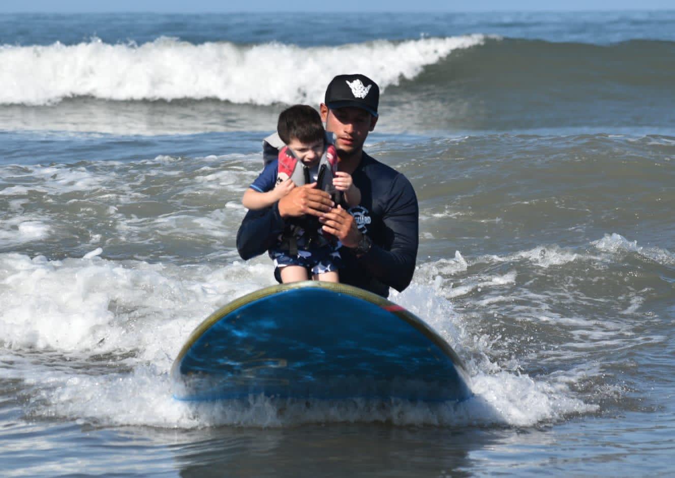 $!Decenas de niños con discapacidad asisten a la clínica de surfing en Mazatlán