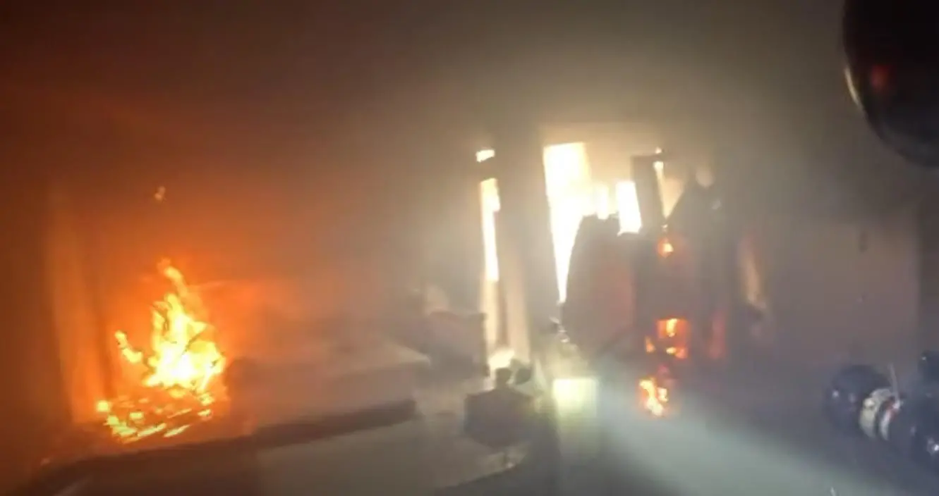 $!Sofocan otro incendio en hotel abandonado en Mazatlán