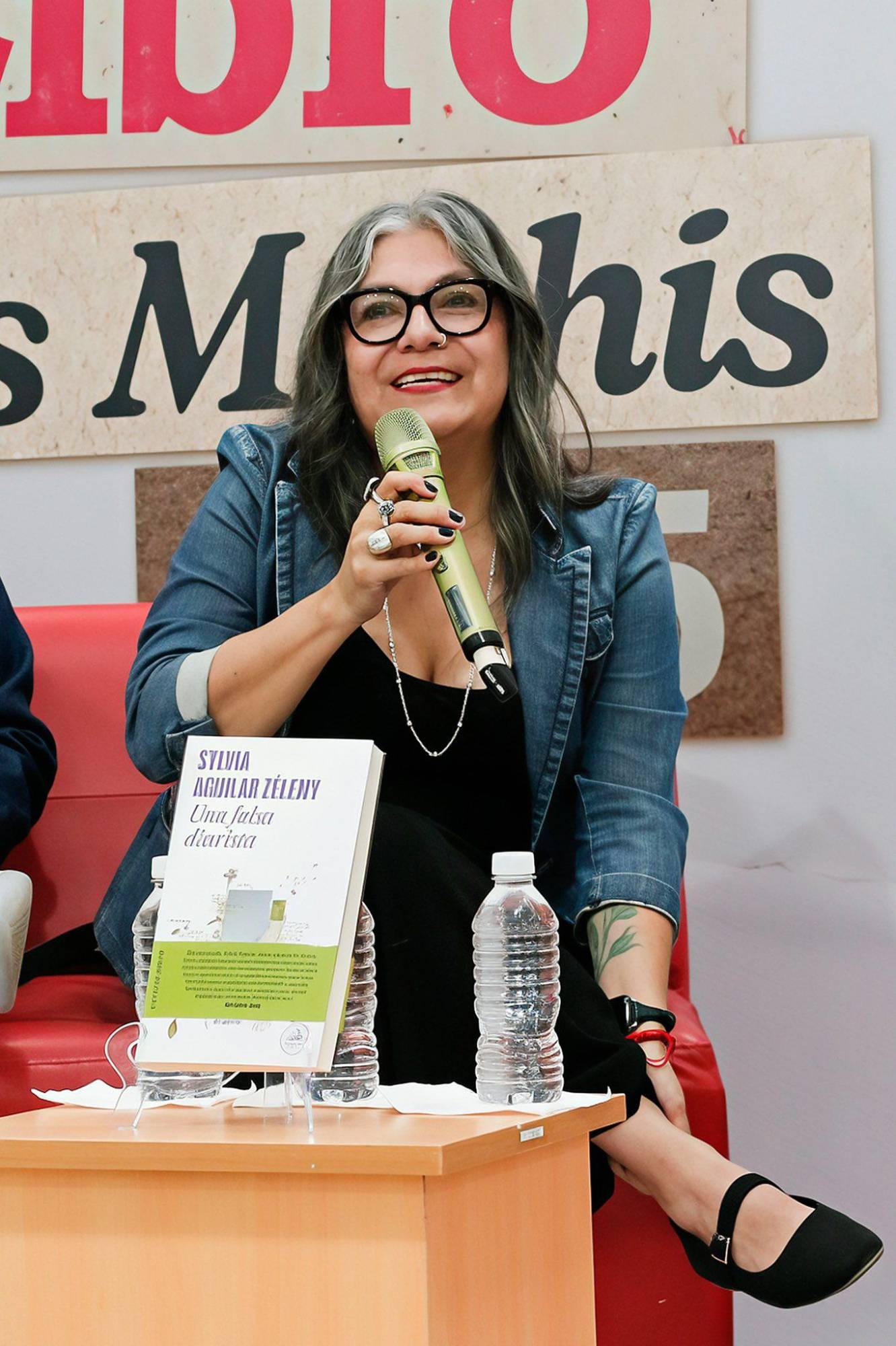 $!La autora presentó también ‘Una falsa diarista’.