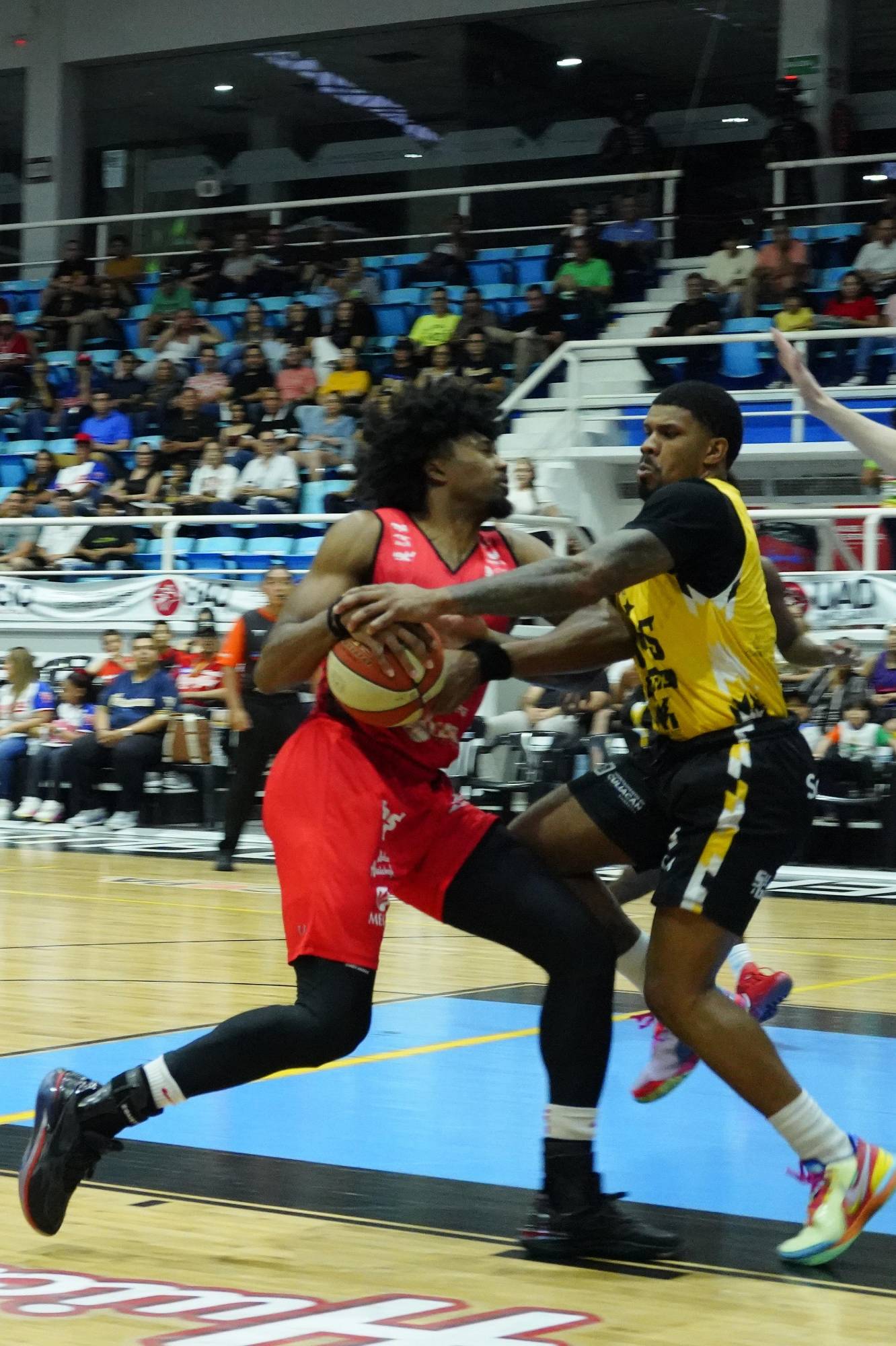 $!Venados Basketball responde y divide serie con Caballeros