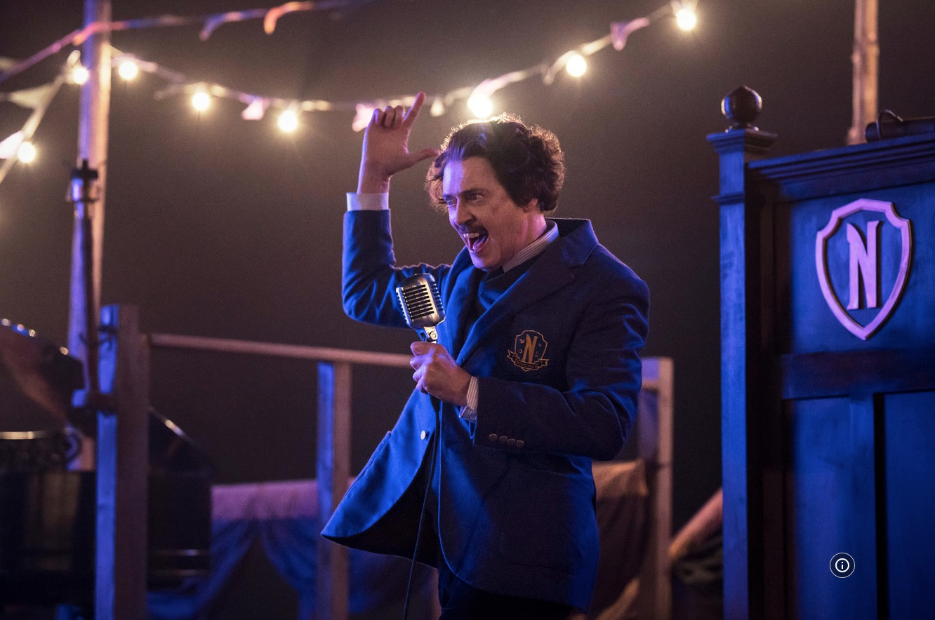 $!Steve Buscemi da vida al nuevo director de la escuela.