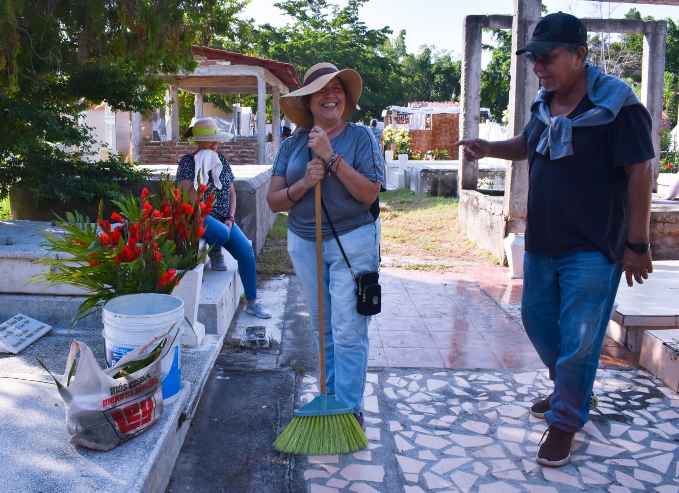 $!‘Siempre los recuerda uno’, familiares acuden a panteones de Mazatlán a pasar el día con sus seres queridos