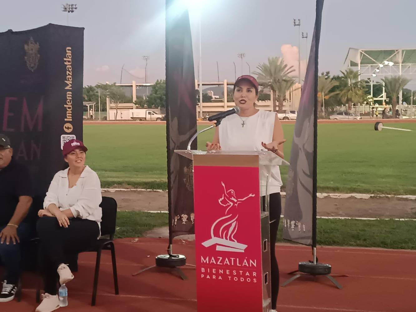 Inauguran por fin la techumbre en la pista de atletismo de la Unidad ...