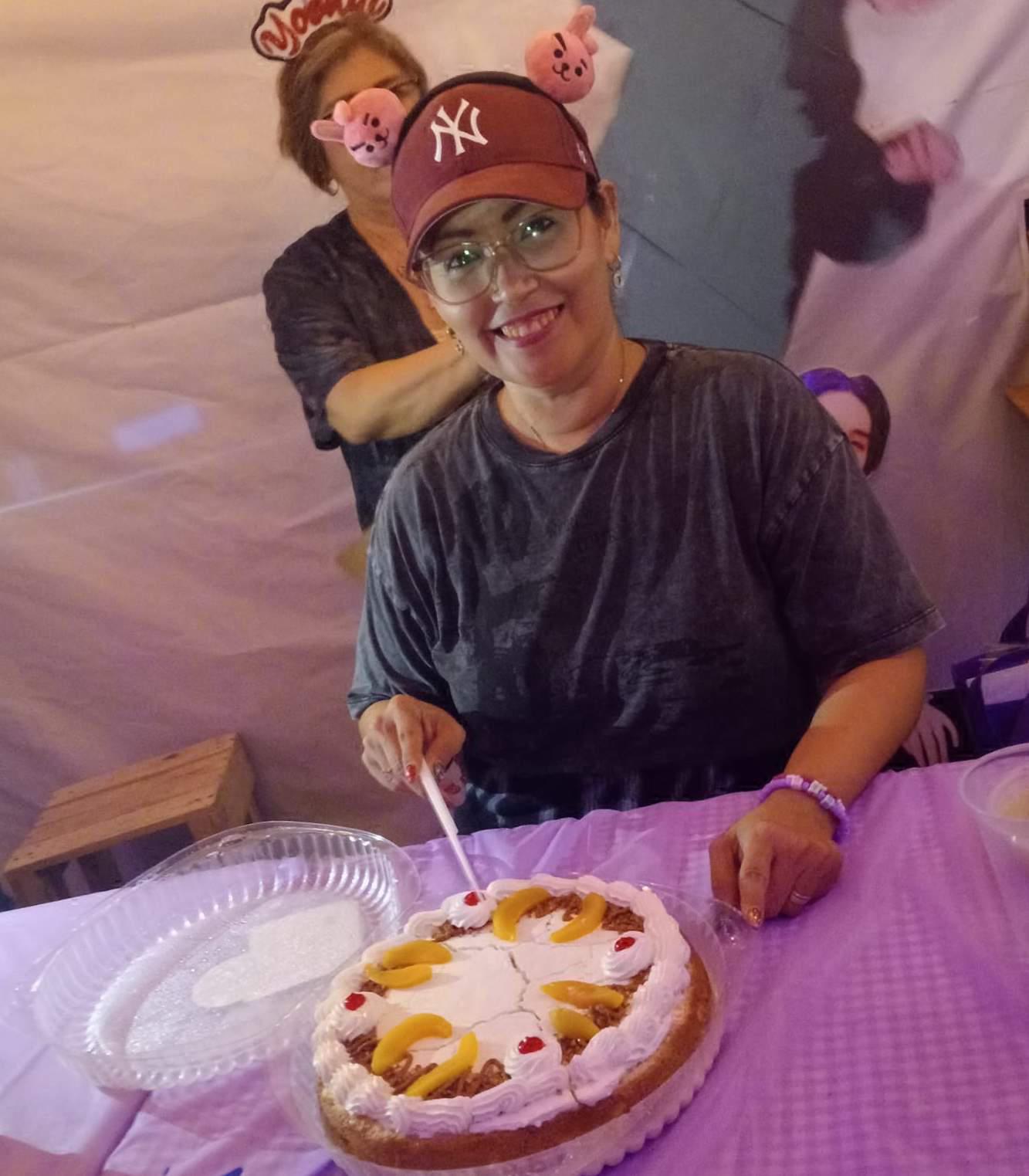 $!Ana Santos posa feliz junto a su pastel durante la celebración de su cumpleaños.