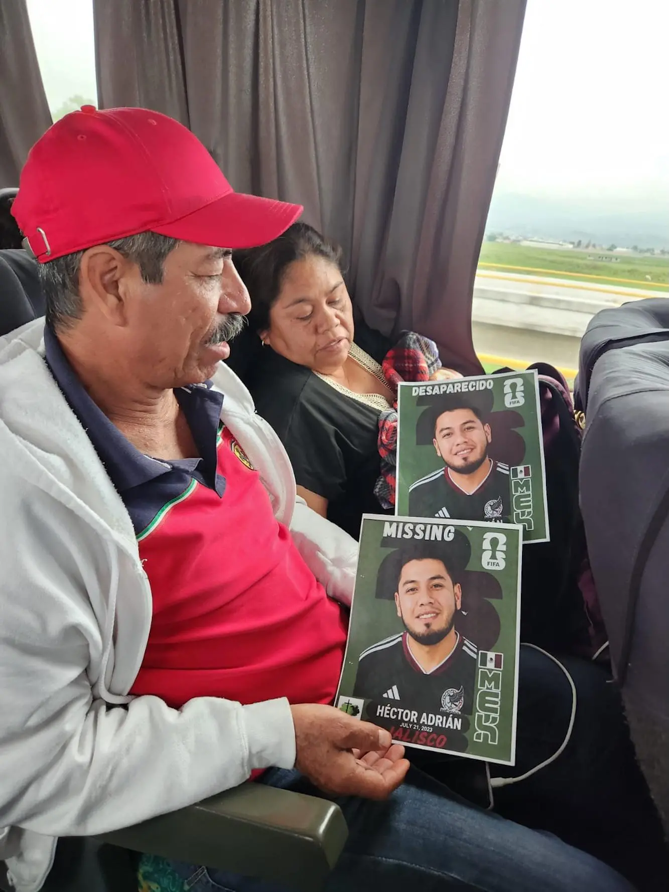 $!Héctor Águila y Teresa Corona muestran las calcomanías con la imagen de Héctor Adrián, su hijo desaparecido, que pegarán en las calles de la Ciudad de México.