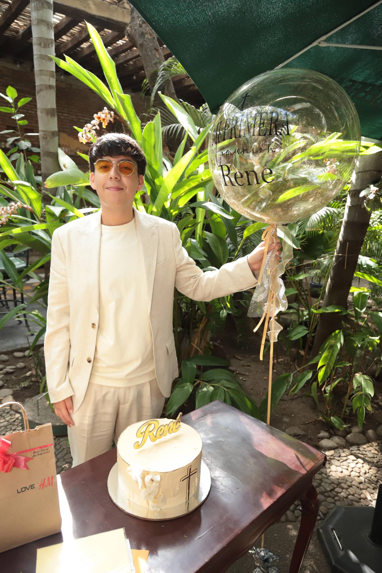 $!Después del acto religioso, René festejó el haber realizado su primera comunión.