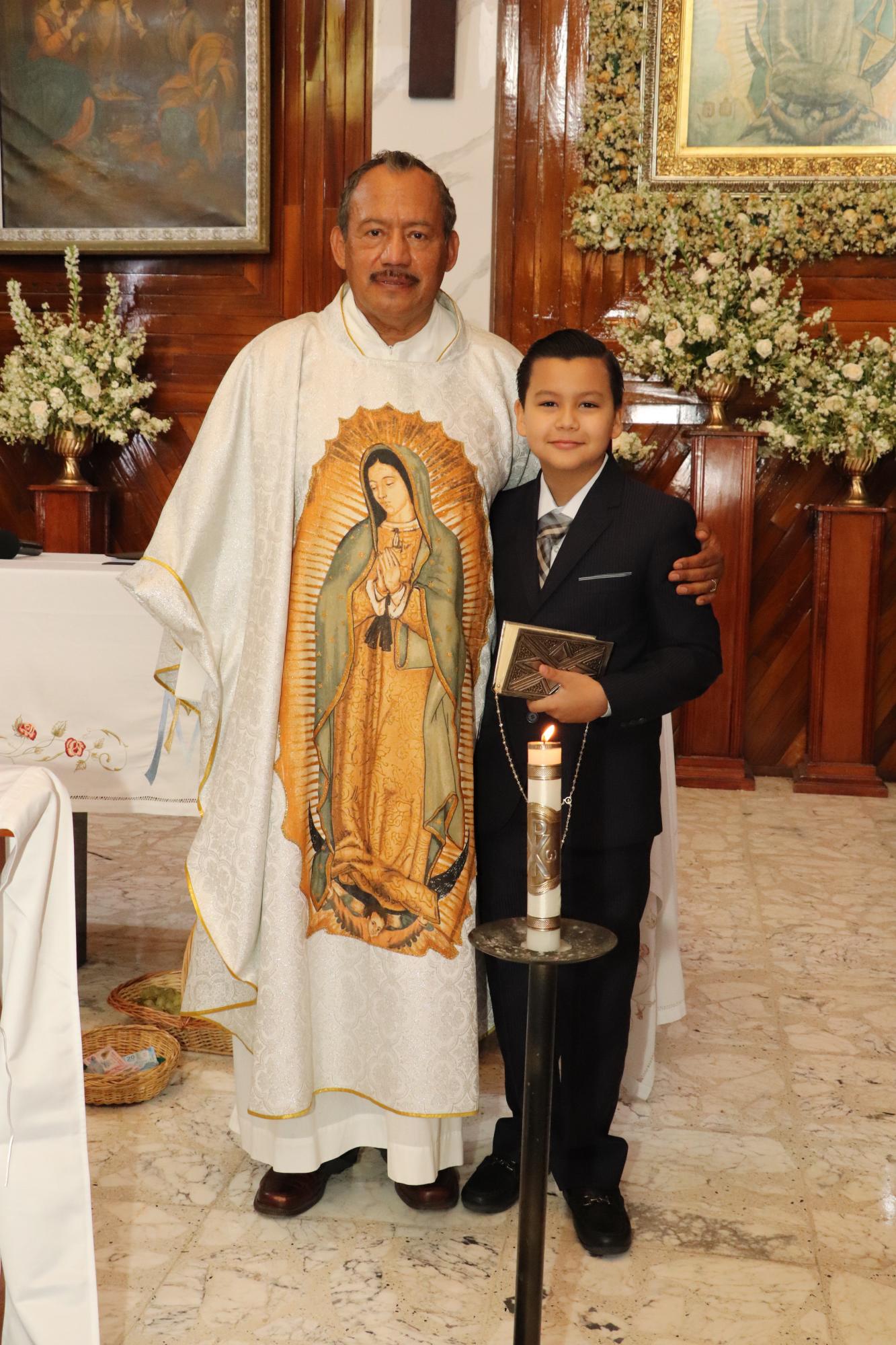 $!El sacerdote Juan Jorge Rosales Rodríguez m.x. y Luis.