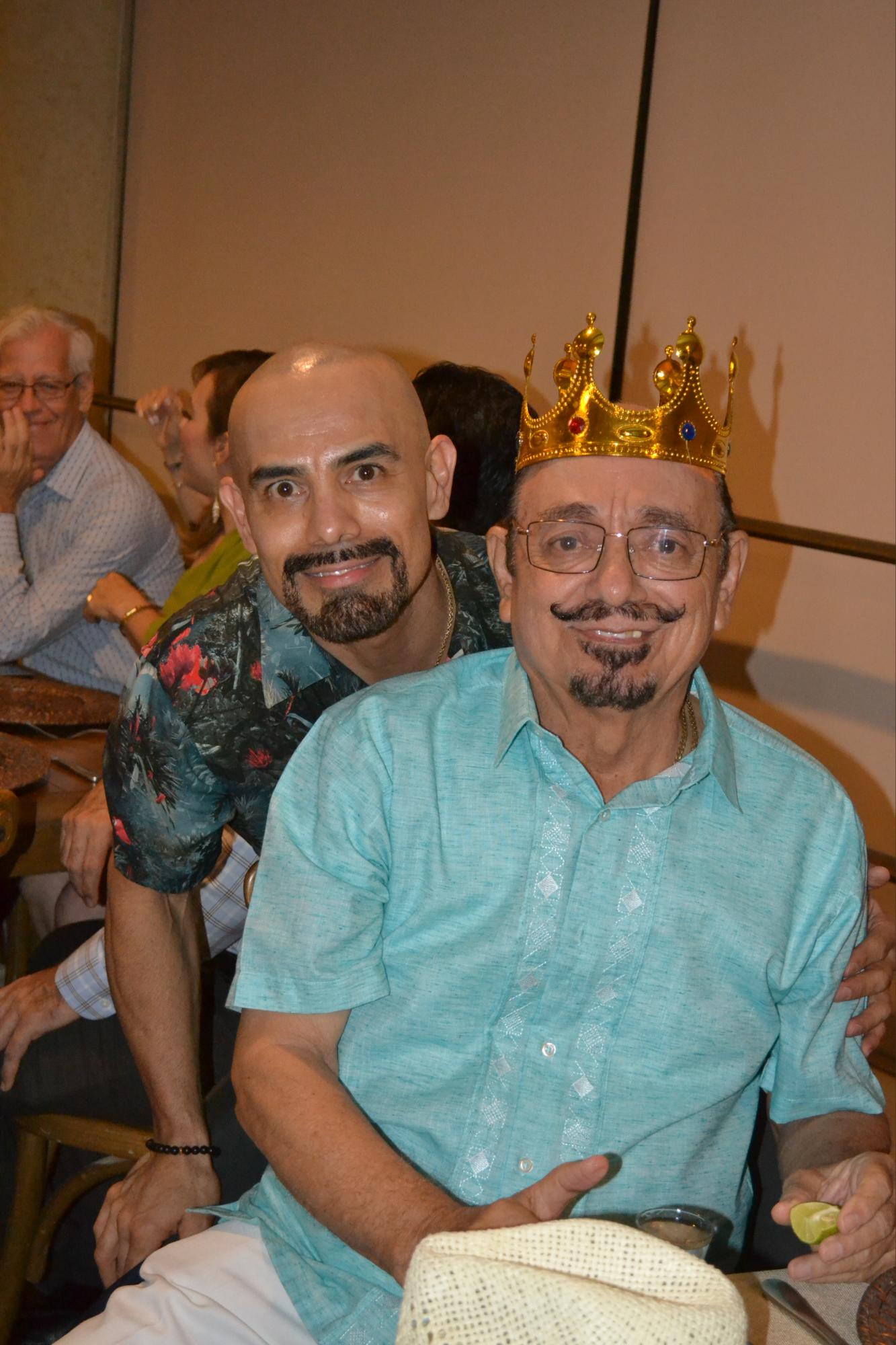 $!Los dos Lorenzo Garza, padre e hijo, disfrutan la celebración.