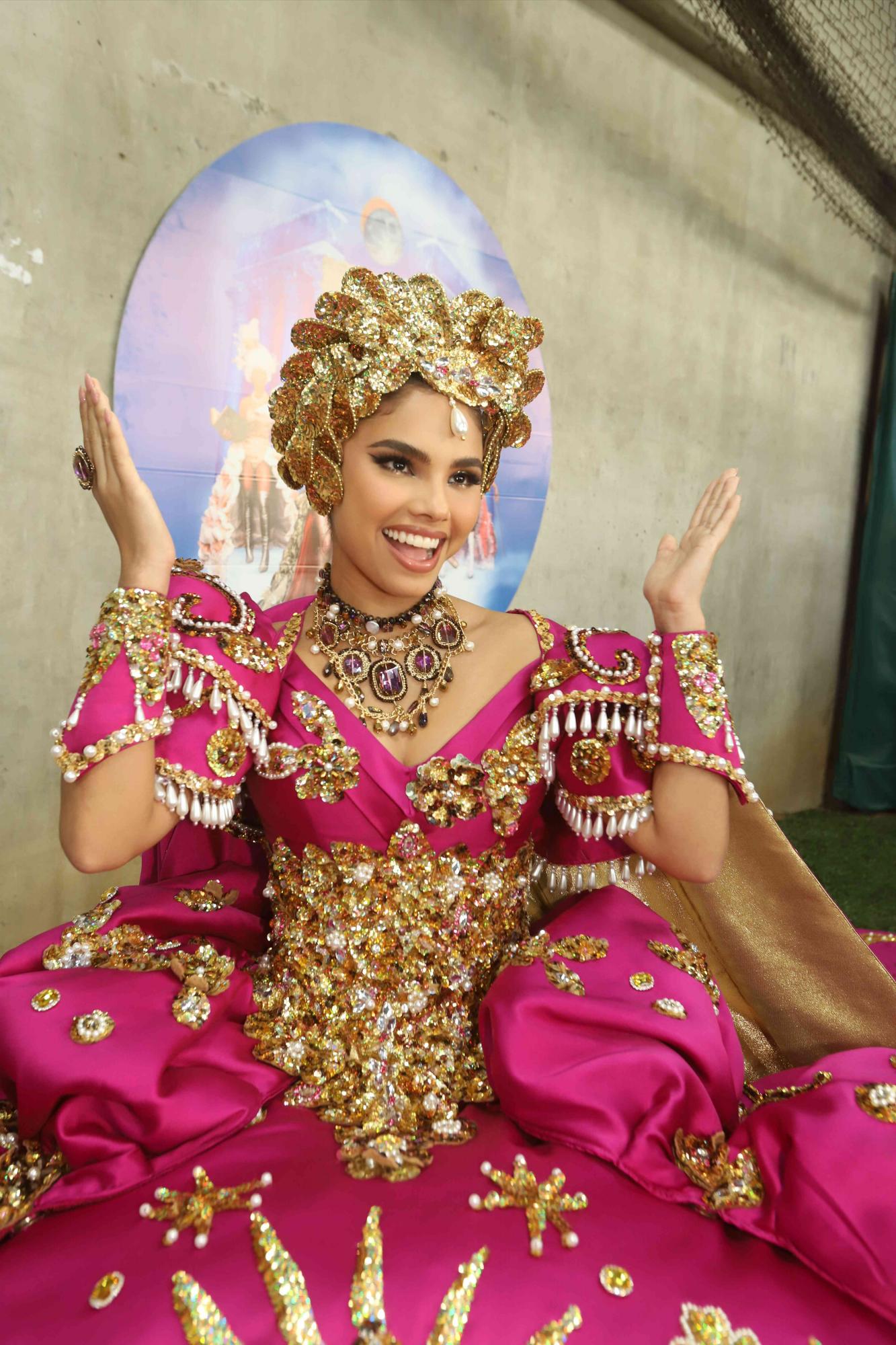 $!Carolina Ruelas lució feliz previo a su coronación como la Reina del Carnaval 2024 “Eclipse Barroco”.