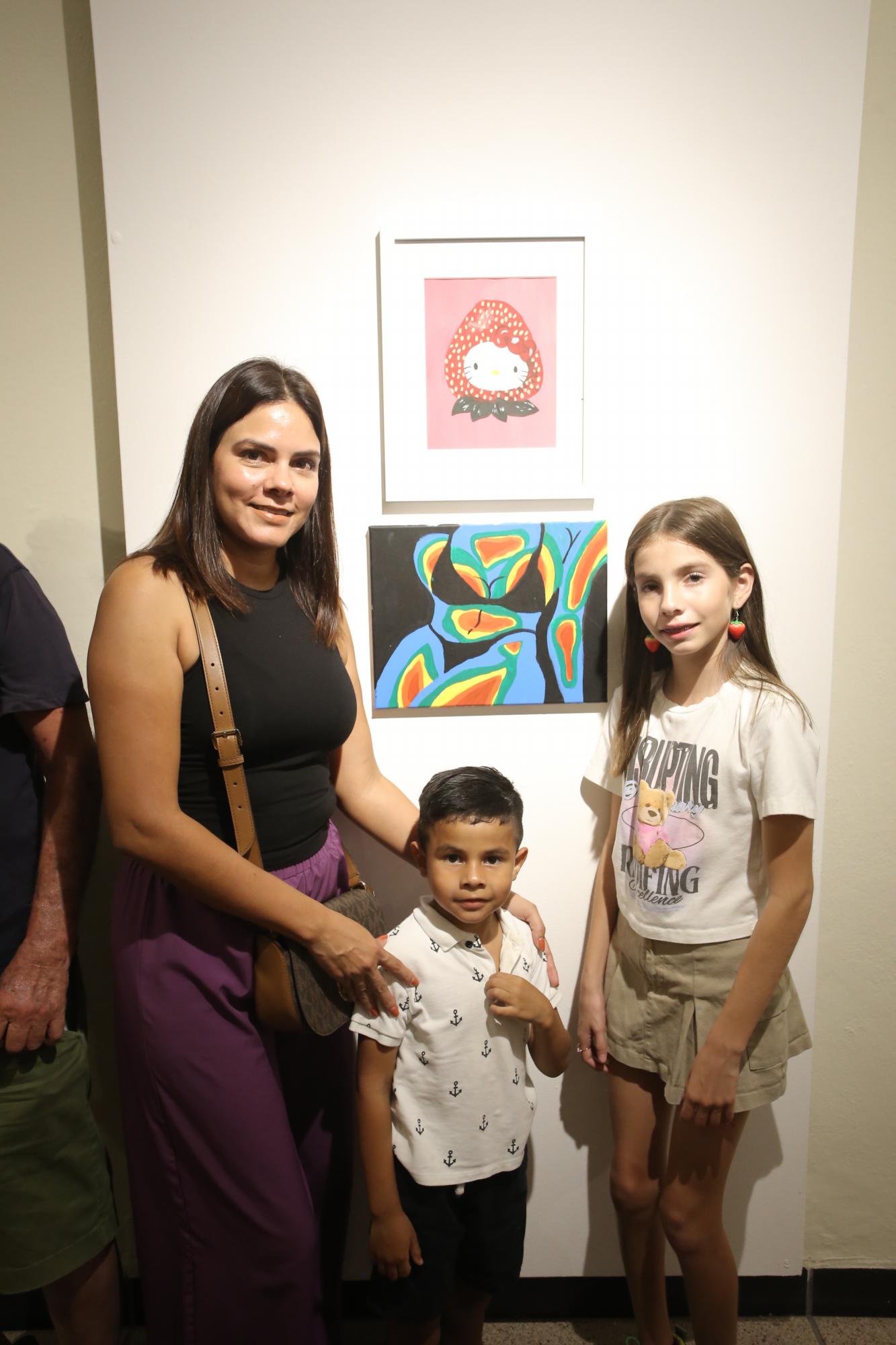 $!Ivanna Enríquez Hernández con su mamá, Karla Hernández y su hermano, Sebastián..