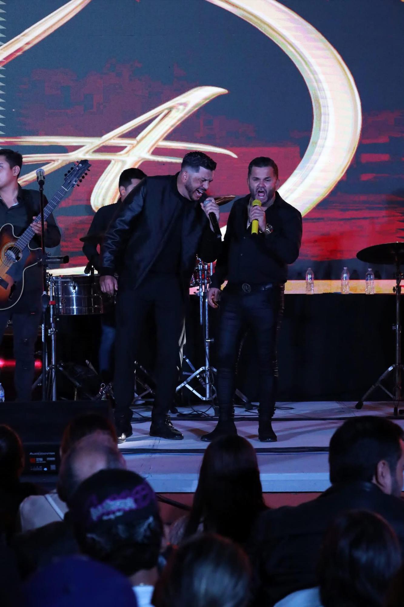 $!Luis Ángel “El Flaco” y Roberto Junior cautivaron al público con sus éxitos.