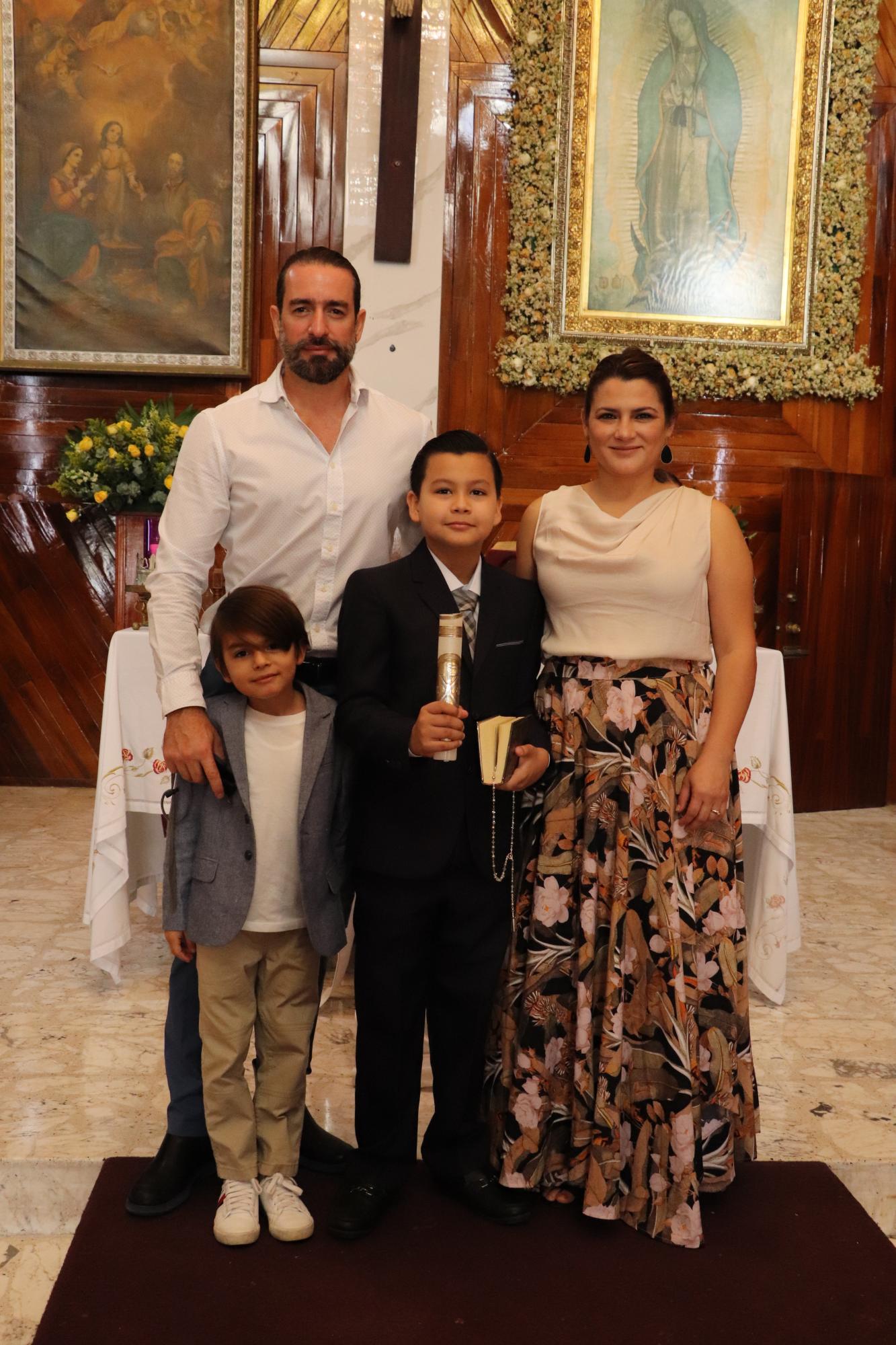 $!Gustavo Inurreta Couret y María del Refugio Campos Aguilera con su nuevo hijo en la fe.