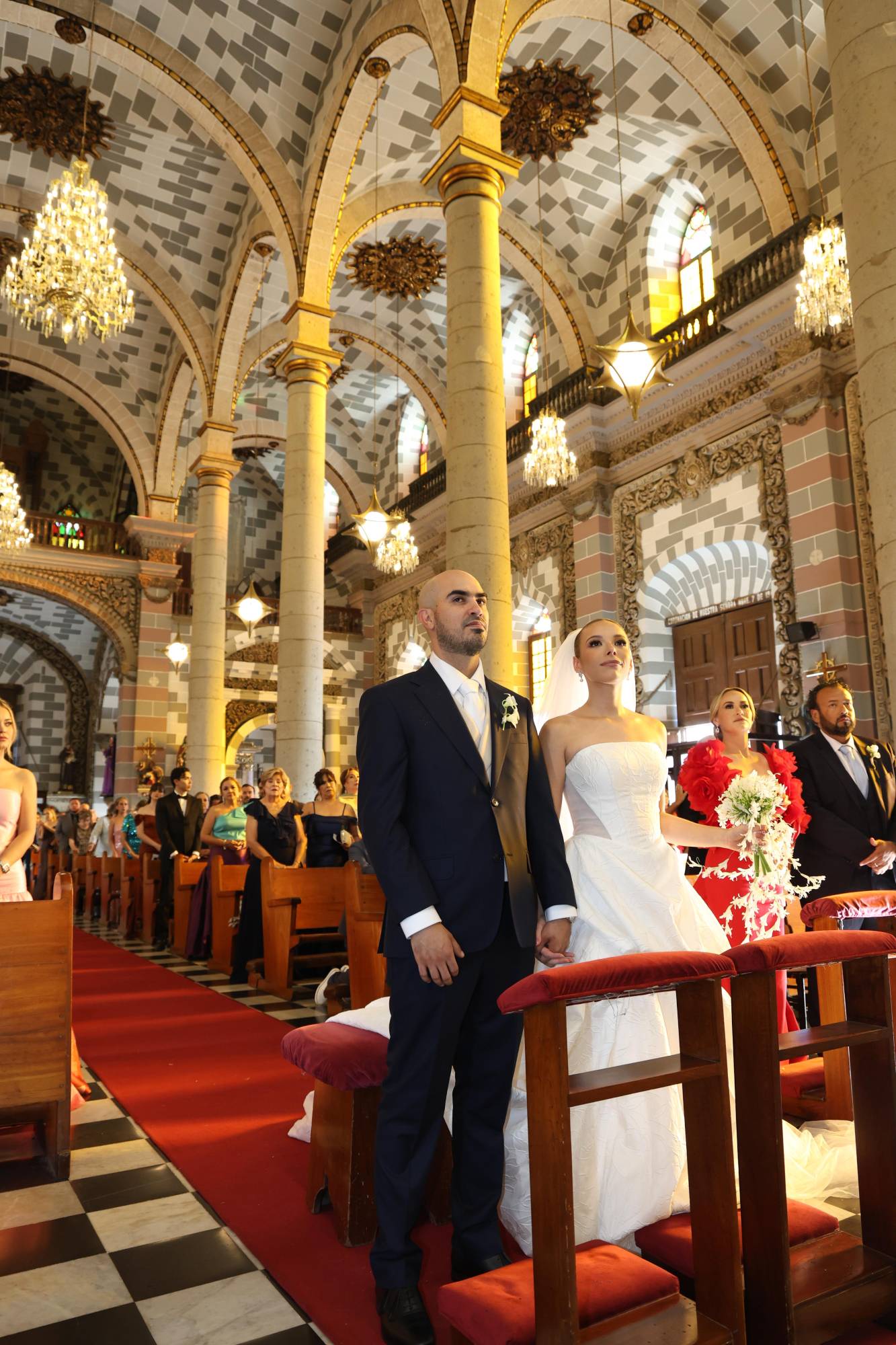 $!Los recién casados irradian felicidad al compartir su primer momento como esposos.