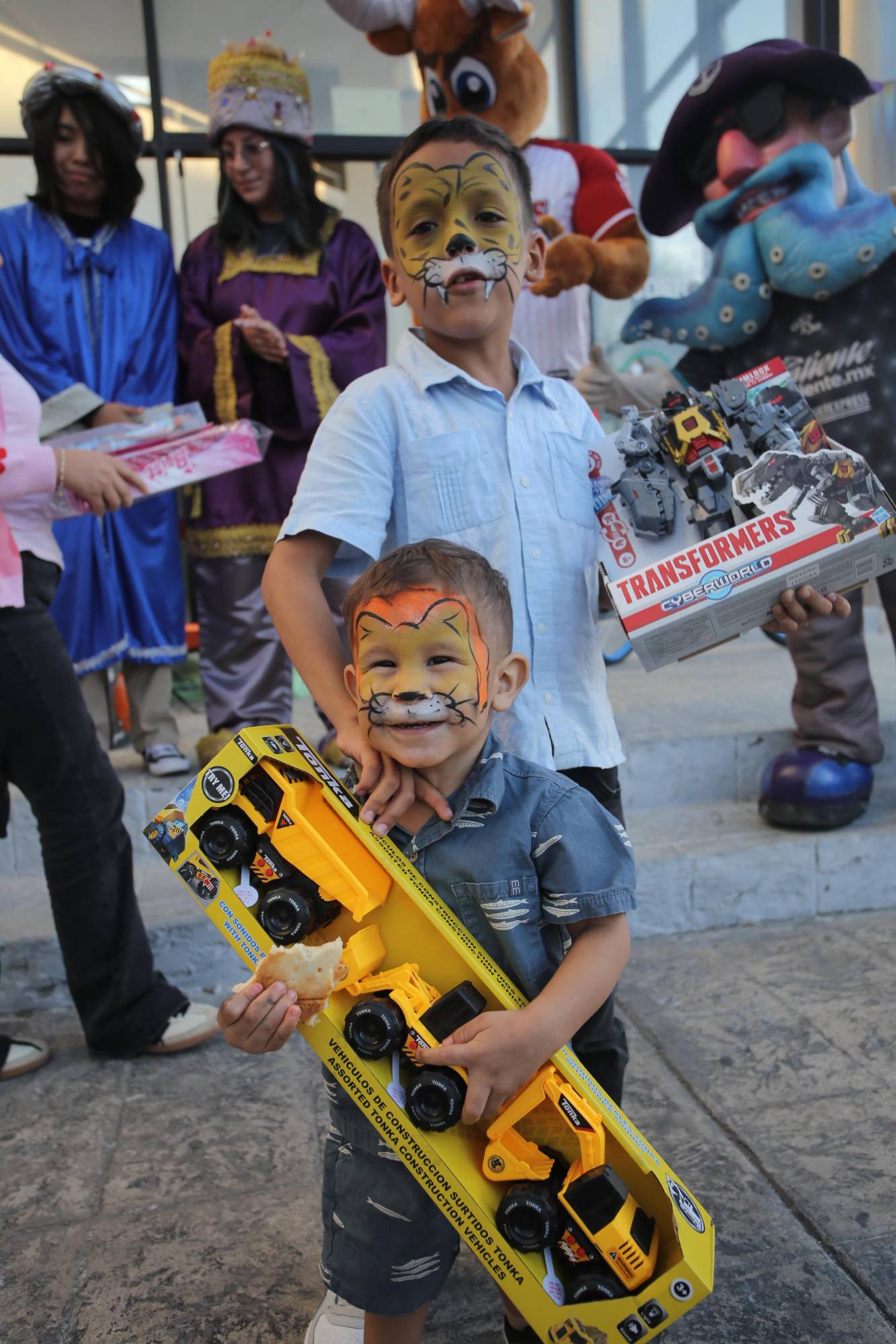 $!Los Reyes Magos escucharon con atención los deseos de los pequeños, quienes además de pedir juguetes compartieron sueños y anhelos propios de su infancia.
