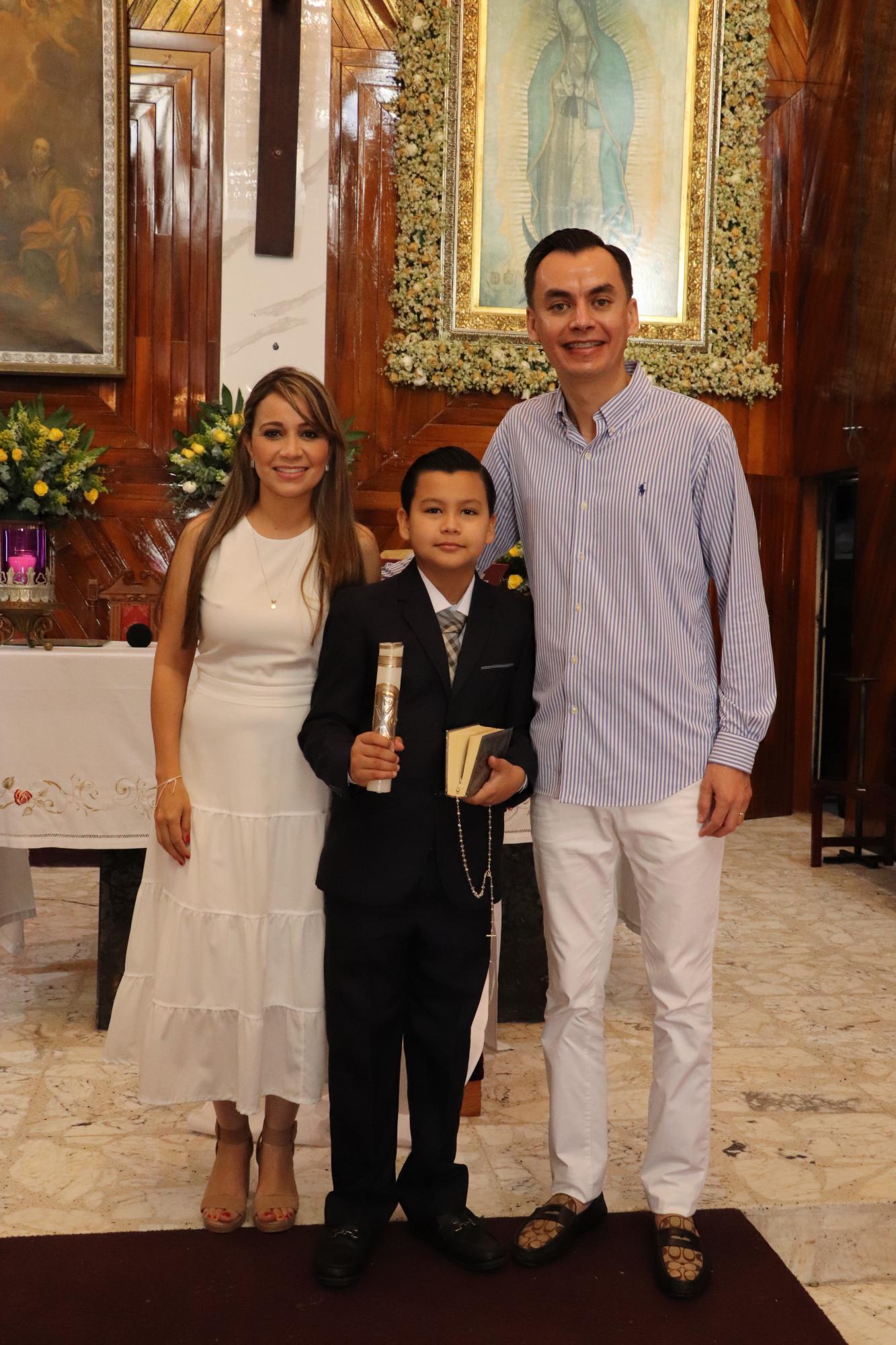 $!El novel comulgante entre sus padrinos, Krizia Zamudio Ruiz y Juan Manuel Lizárraga Nuño.