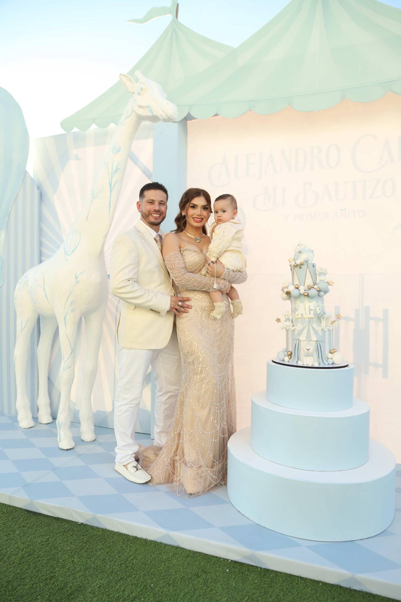 $!Alejandra Escobedo de Álvarez y Carlos Francisco Álvarez Álvarez con su pequeño.