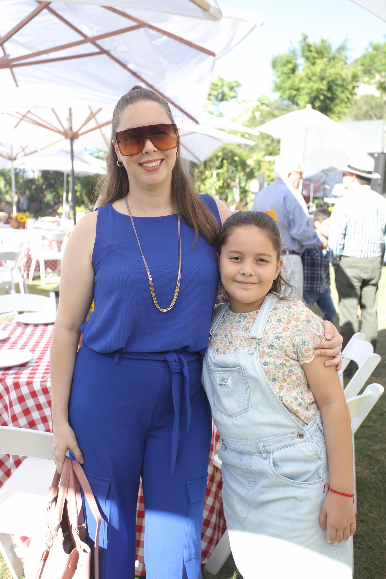 $!Sara Holcombe de Leos y su pequeña Rebeca Leos.