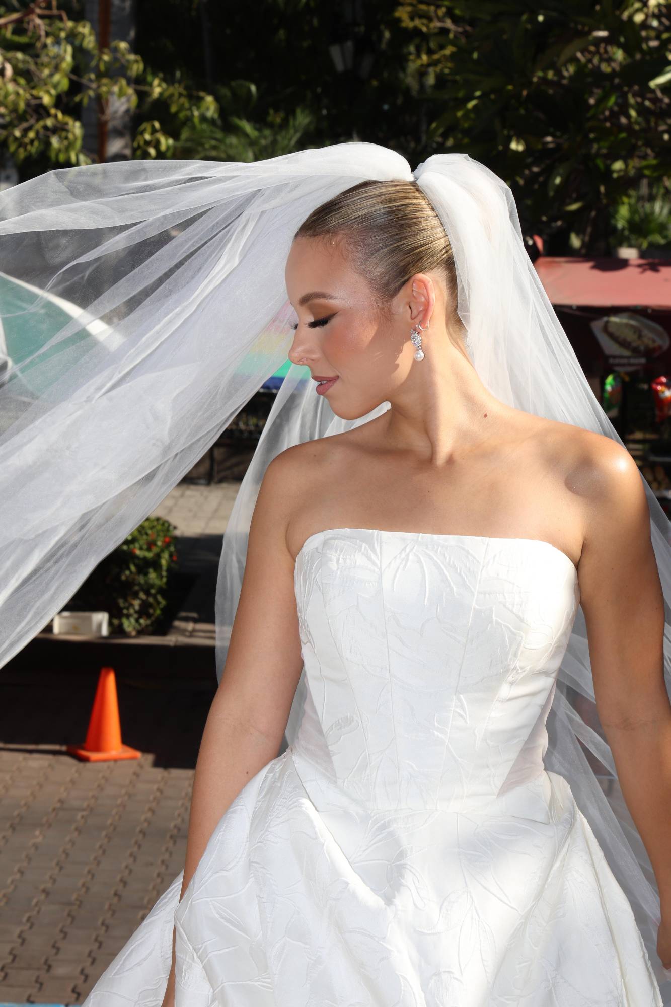 $!La novia luce radiante mientras su velo enmarca su rostro.