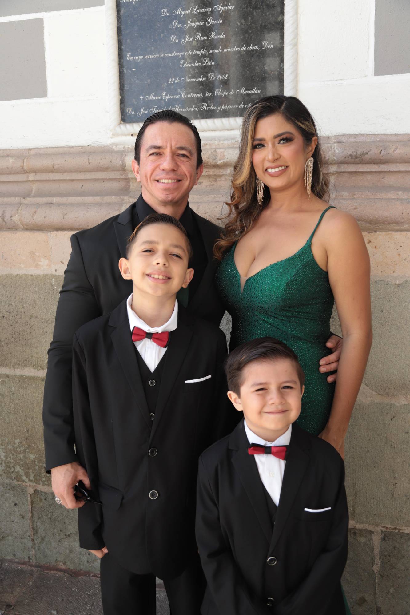 $!Cruz Lizárraga y Jatzumi Castillo con sus hijos Cruz y Daikko.