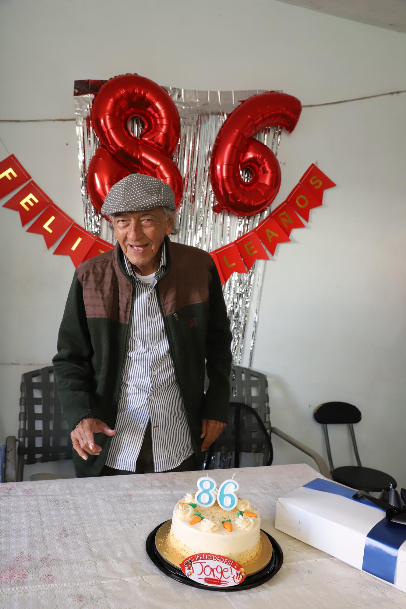 $!Do Jorge Salazar Ramos partió un pastel de zanahoria ese día.