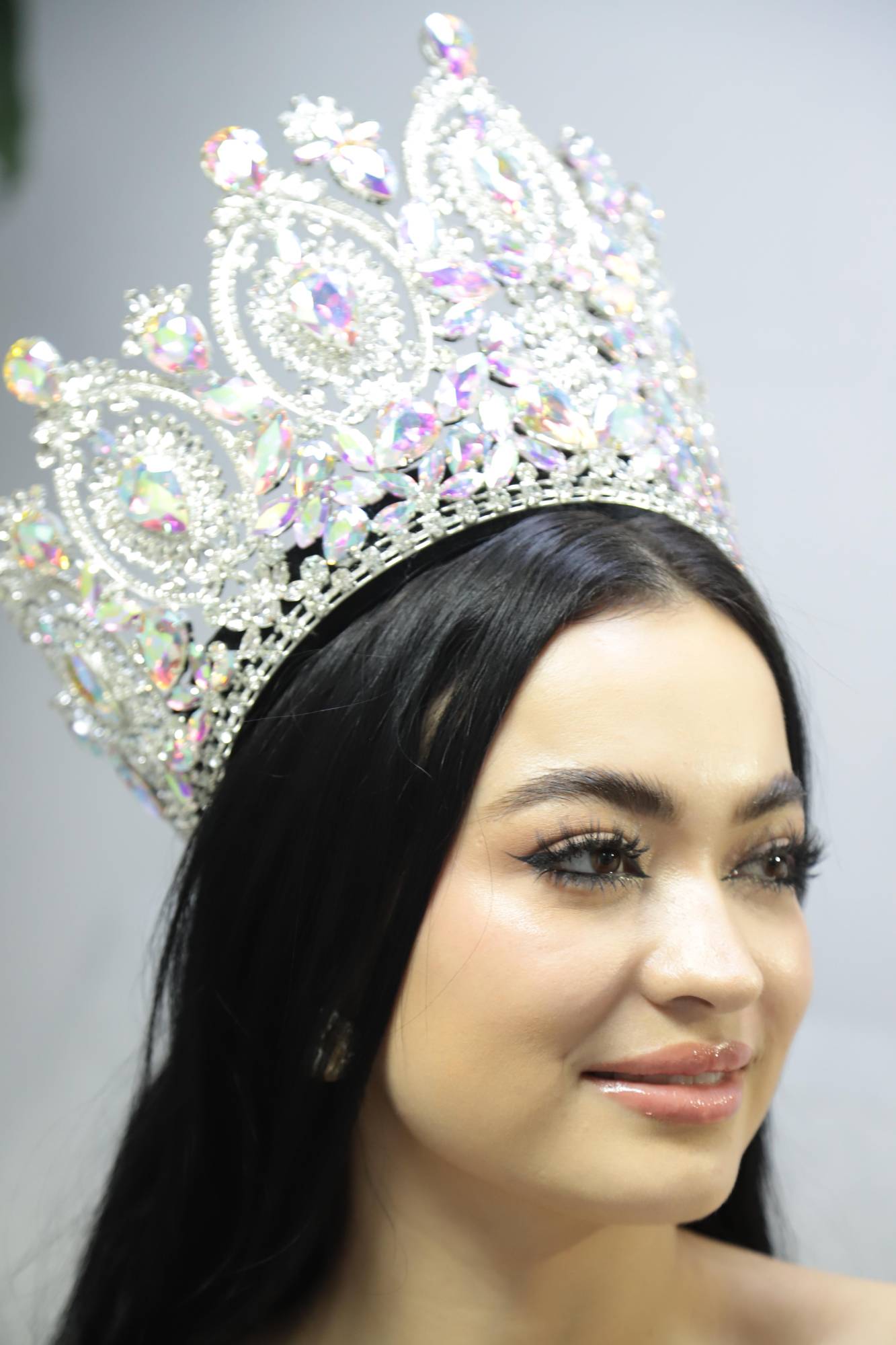 $!La joven sinaloense muestra orgullosa la corona obtenida.