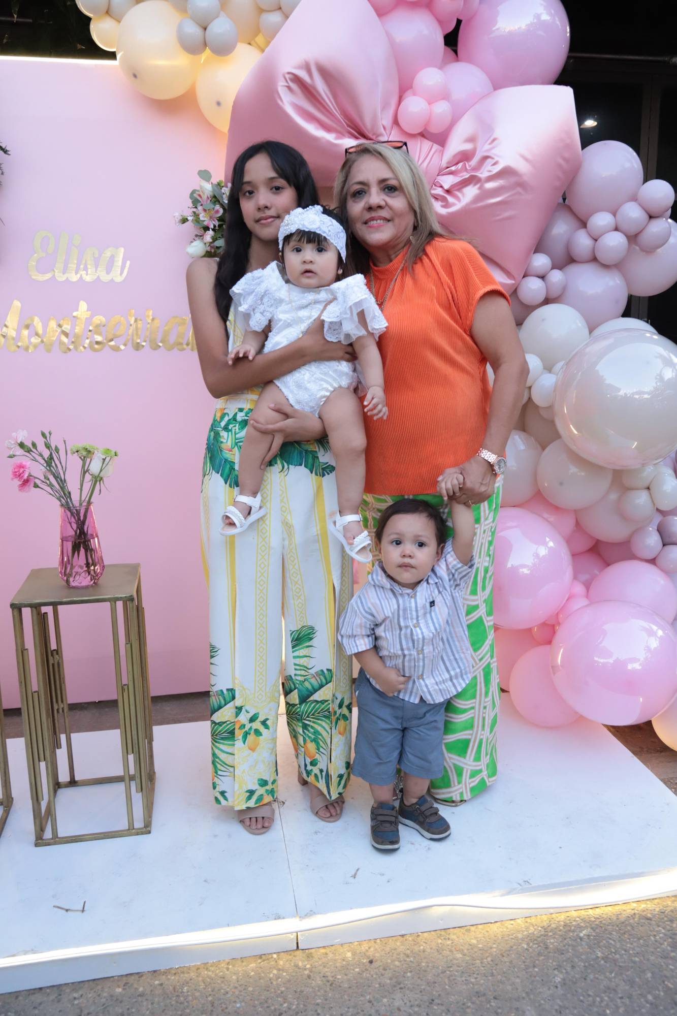 $!La recién bautizada entre su tía, Aida Pazos y sus primos, Romina y Damián.