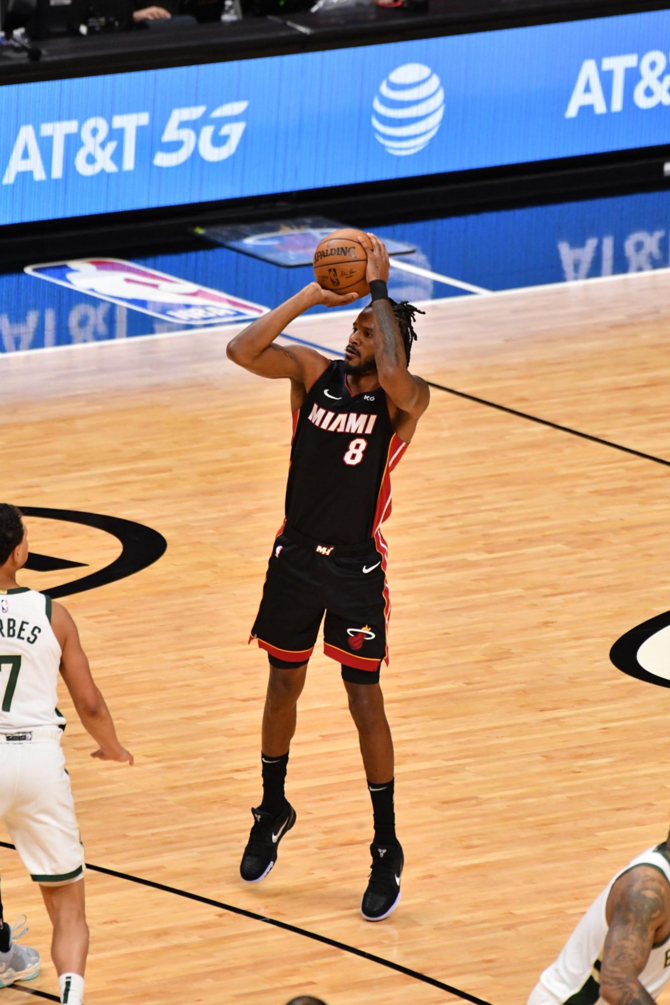 $!Milwaukee Bucks barre por 4-0 a Miami Heat con triple-doble de Giannis Antetokounmpo