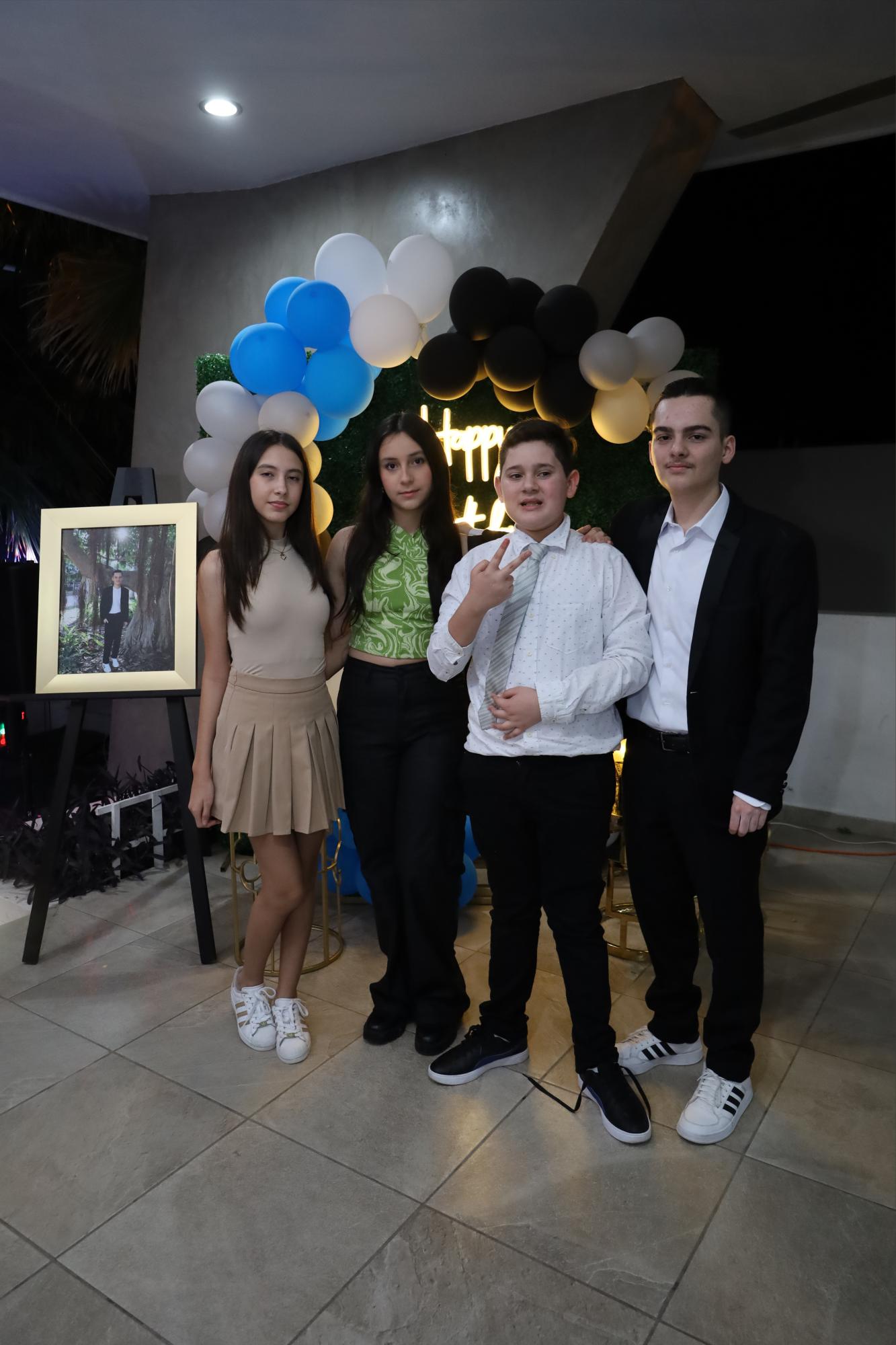 $!Con sus amigos desde la primaria, Sofía, Leilani y Jean Carlos.