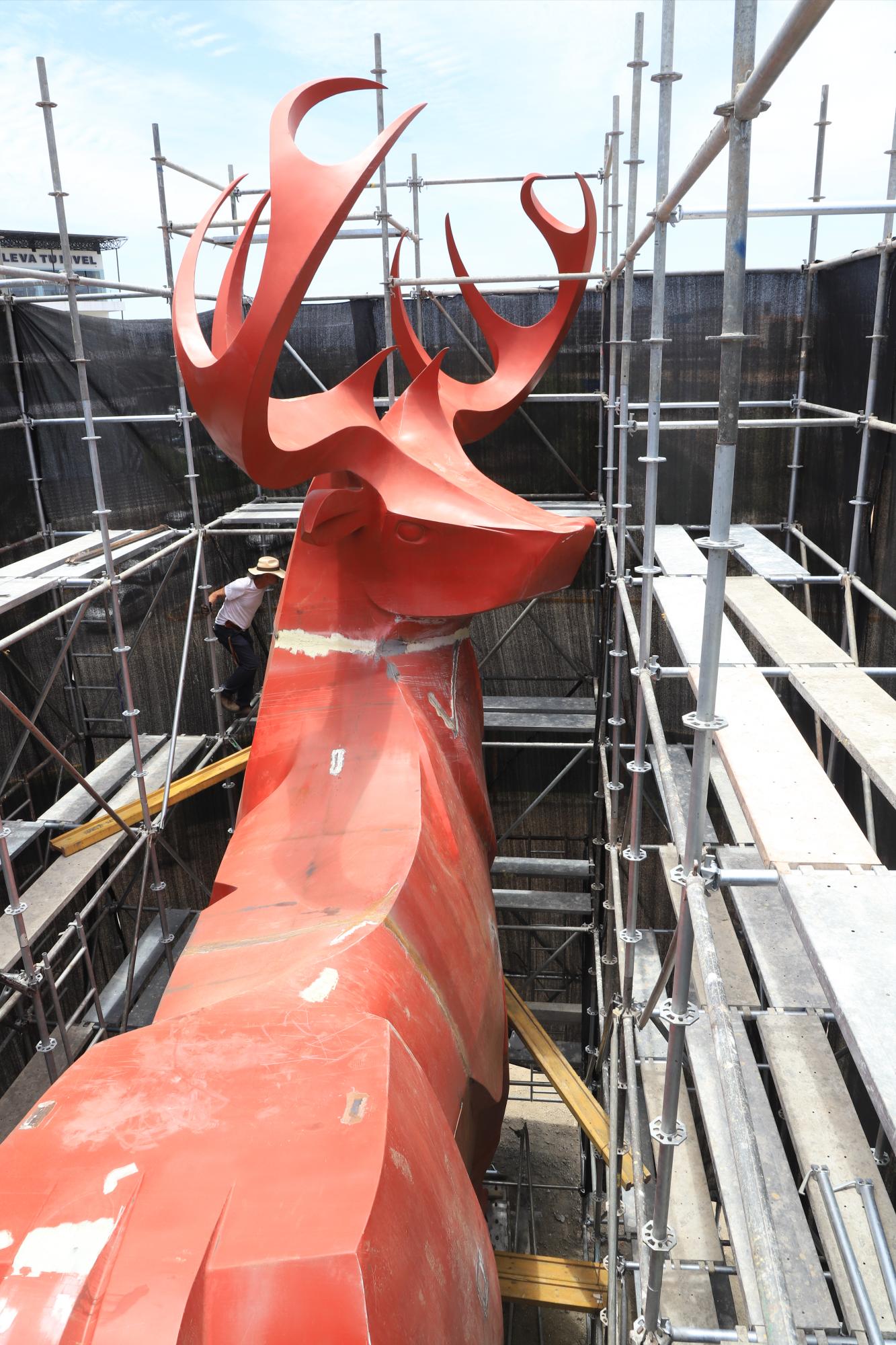 $!El color rojo comentó que representa el color más dominante de la naturaleza, de ahí que se eligió para esta escultura.