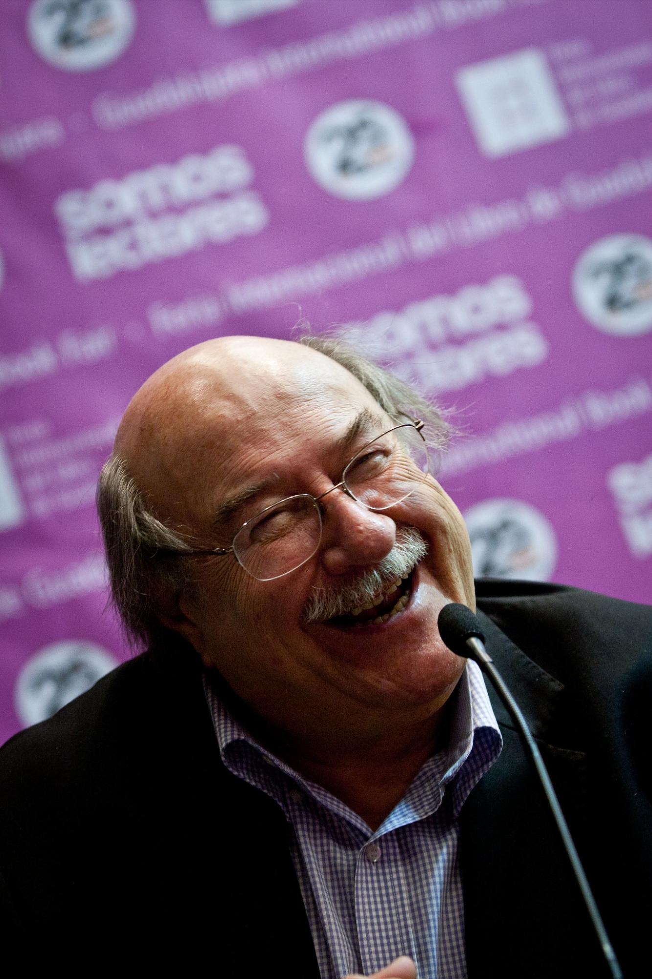 $!En una de las numerosas participaciones en la Feria Internacional del Libro de Guadalajara.