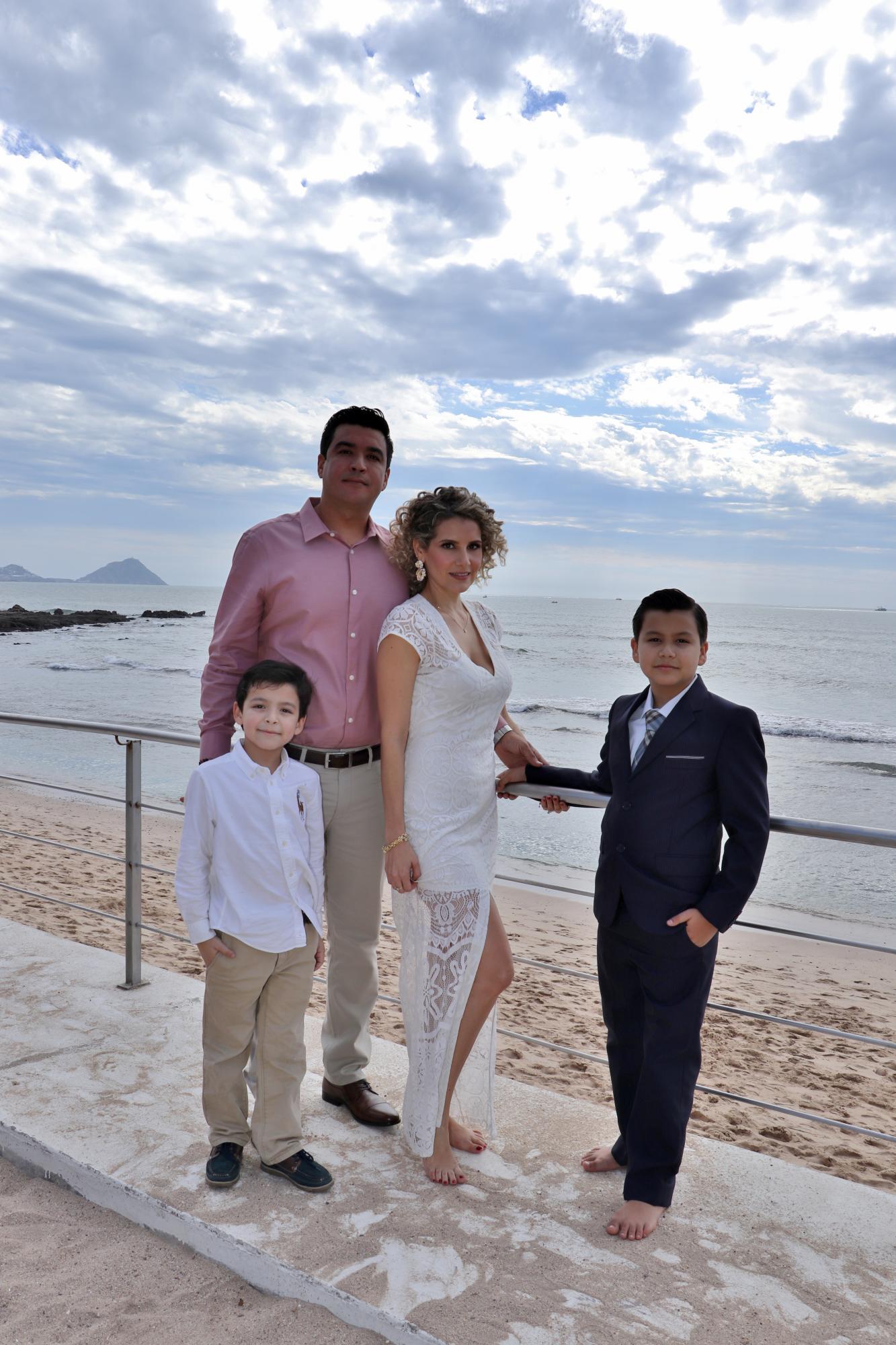 $!La familia González Velázquez: , Luis, Laura, Leonardo y el comulgante, Luis.