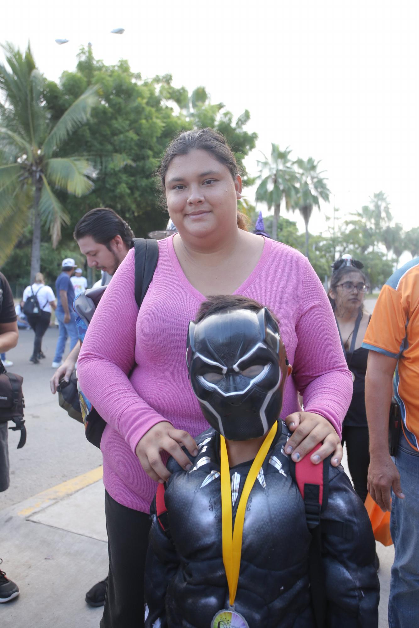 $!Íker Nehemías López Lira, ganador del tercer lugar, aquí junto a su mamá, Yesenia Lira.