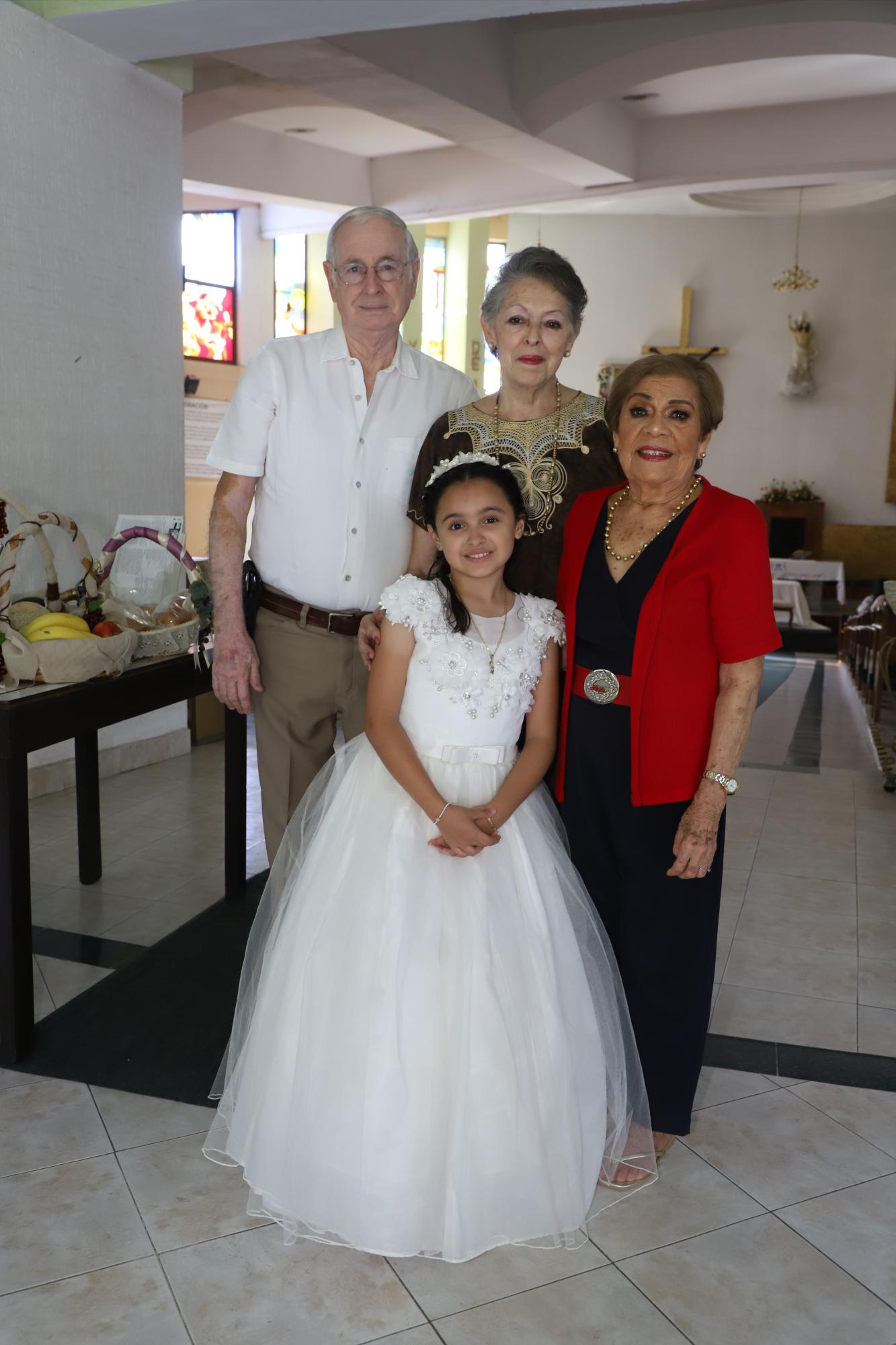 $!Victoria entre sus abuelitos, Víctor Suárez, Alicia de Suárez y Lucila González.