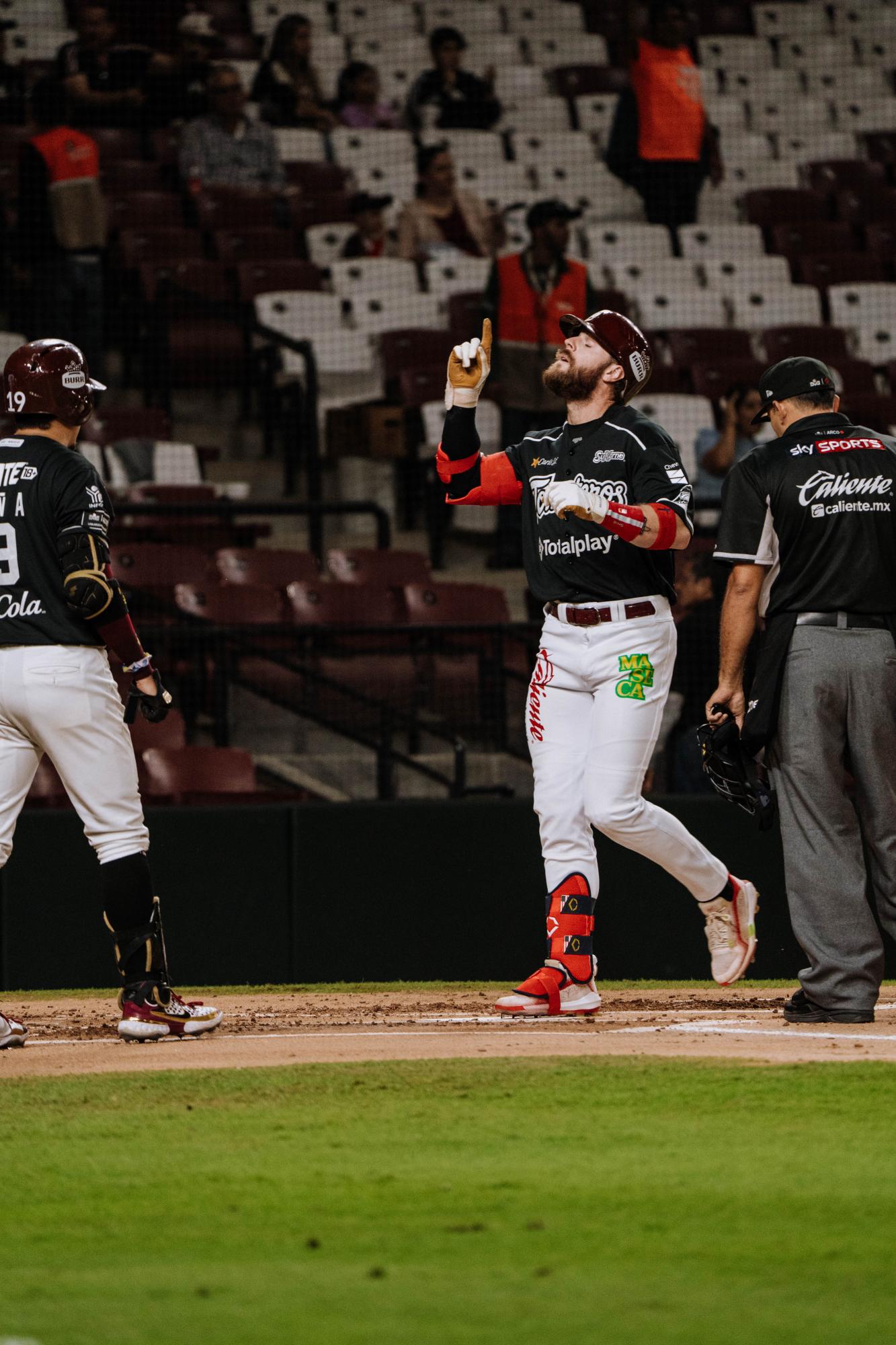 $!Cabbage y Heyer se llevan la noche y guían a Tomateros al triunfo ante Sultanes