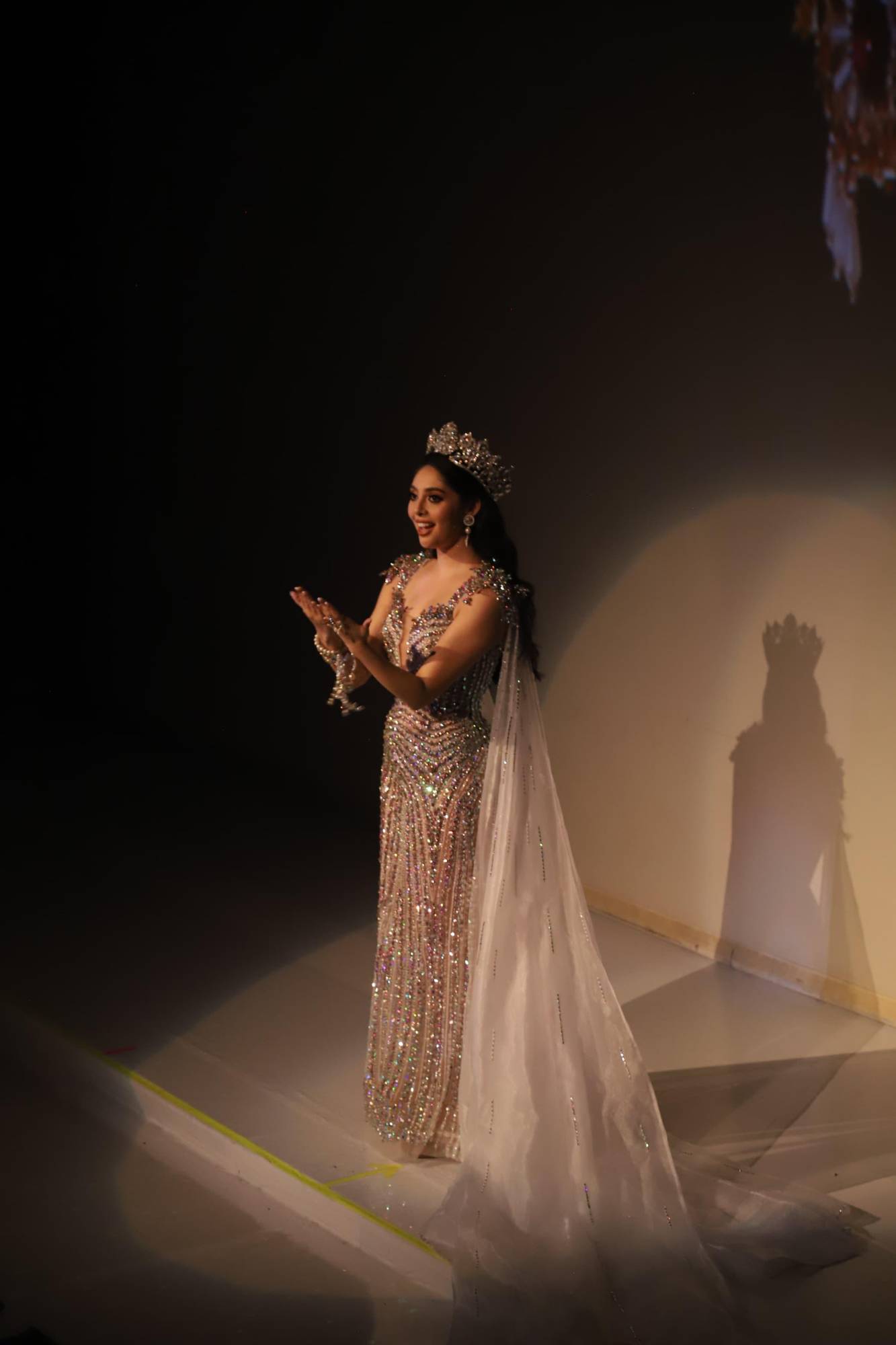 $!Desiré comparte un emotivo saludo durante su despedida como soberana, entre aplausos y recuerdos del Carnaval.