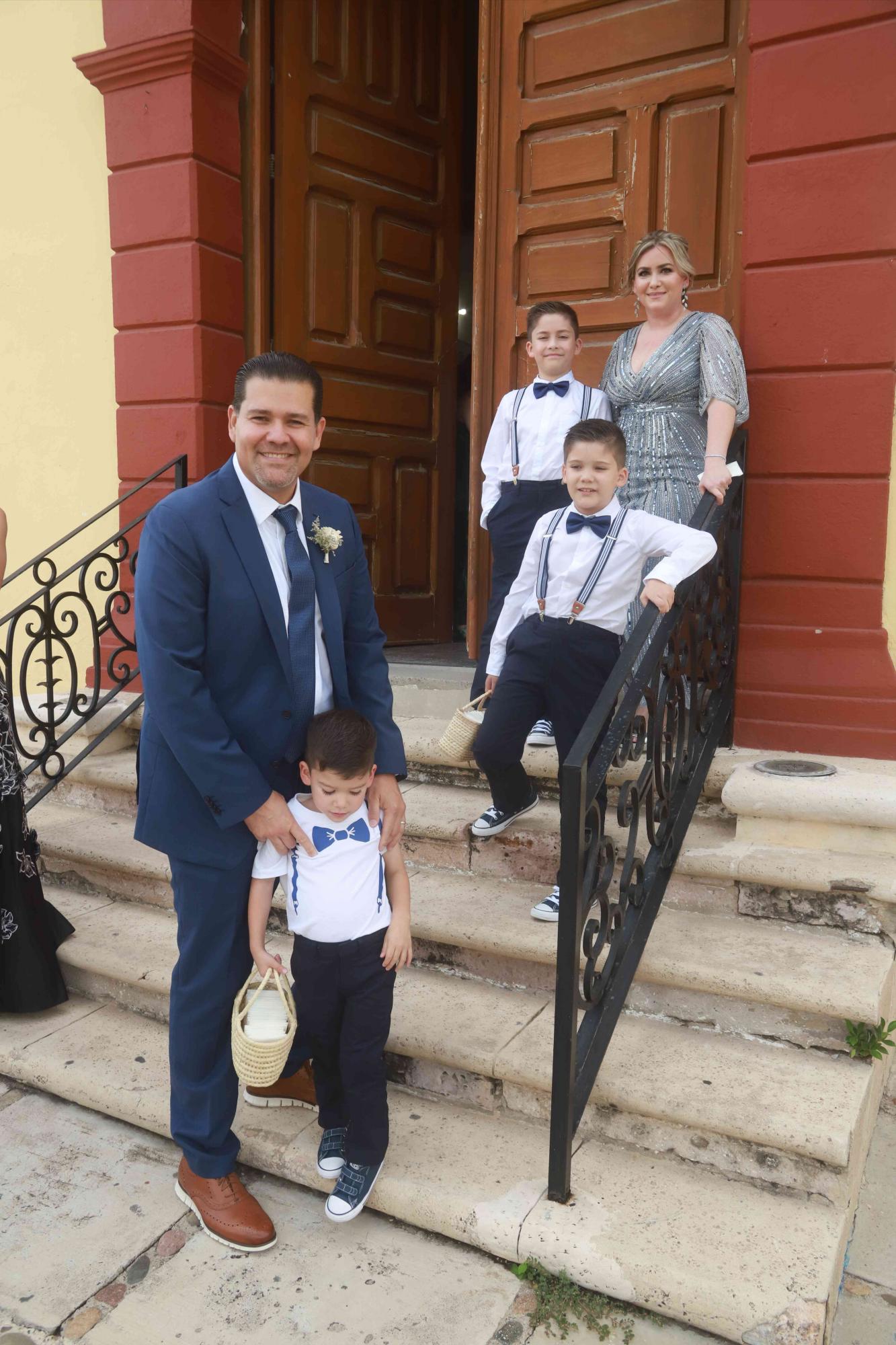 $!Karla Rochín y Eduardo García, padrinos de boda de los novios, con sus hijos, Emilio, Eduardo y Diego.