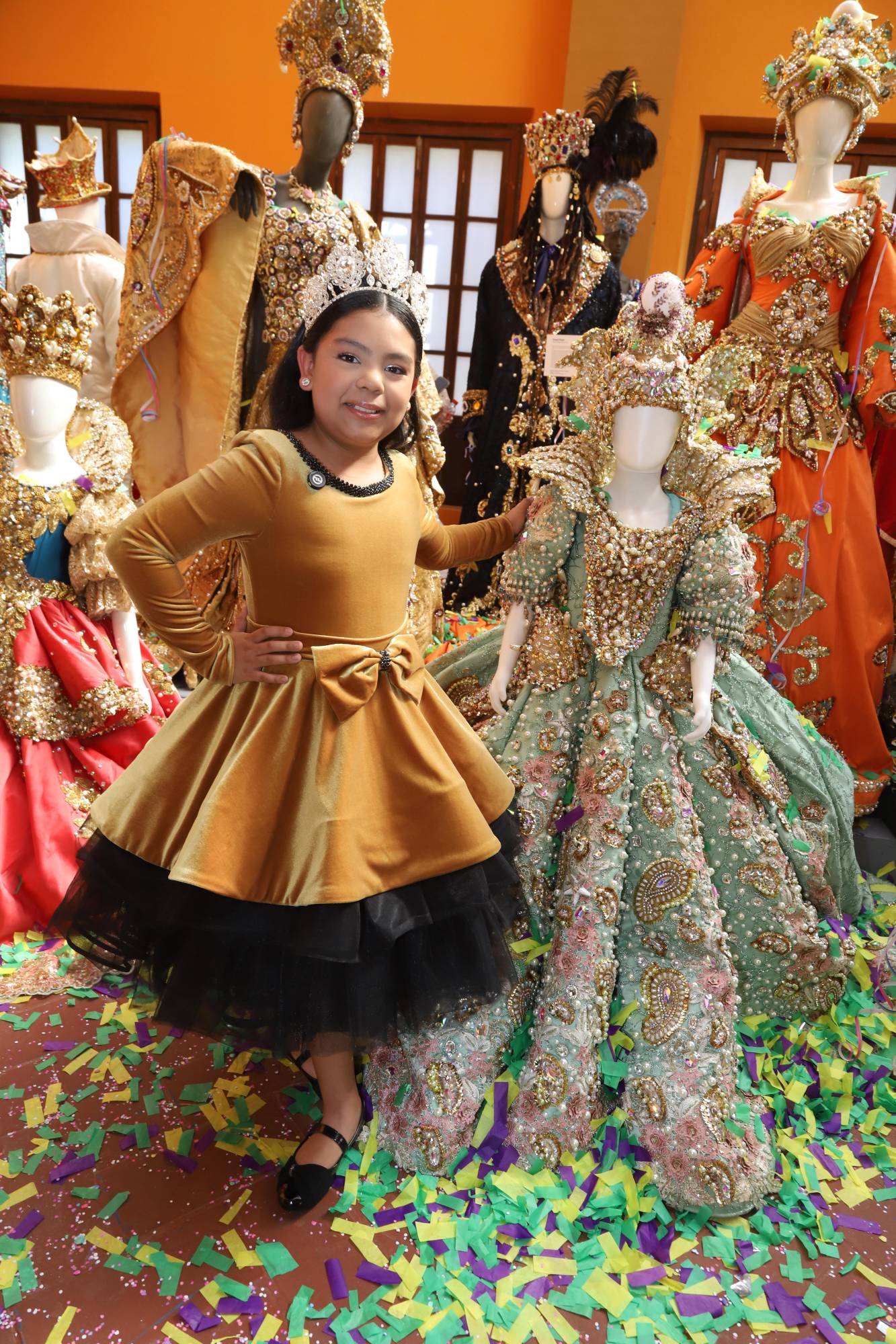 $!Ángela Salazar, Reina Infantil del Carnaval 2025 junto a su vestido real.