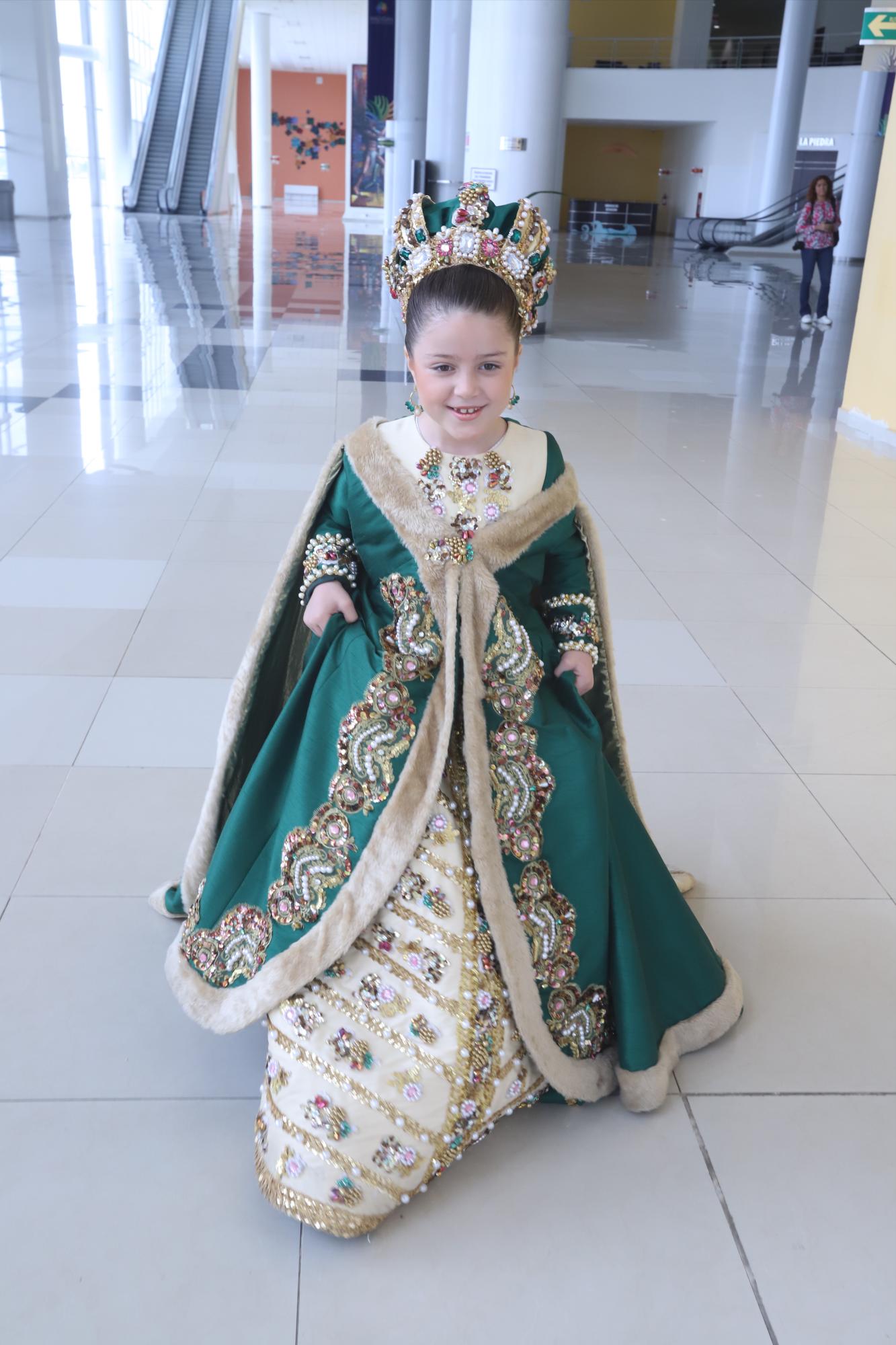 $!María Paula Velarde, Reina Infantil del Carnaval 2024, a su llegada.