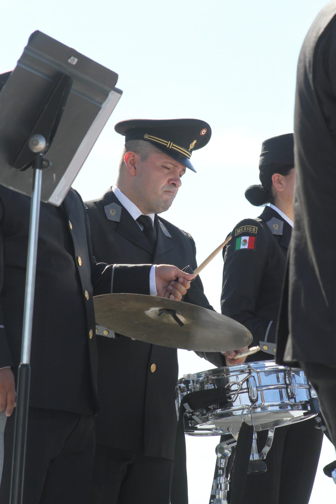 $!El Sargento Segundo Auxiliar de Músico, Luis Antonio Morales Quintana, quien toca las percusiones, fue uno de los seleccionados que se presentó en Rusia.