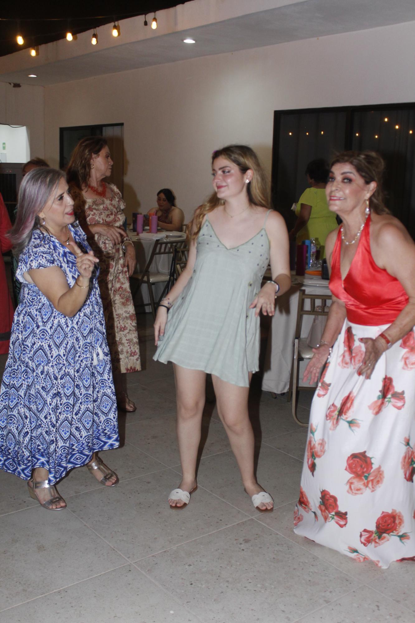 $!La cumpleañera con su hermana Sandra Velasco y su nieta Alexa González.