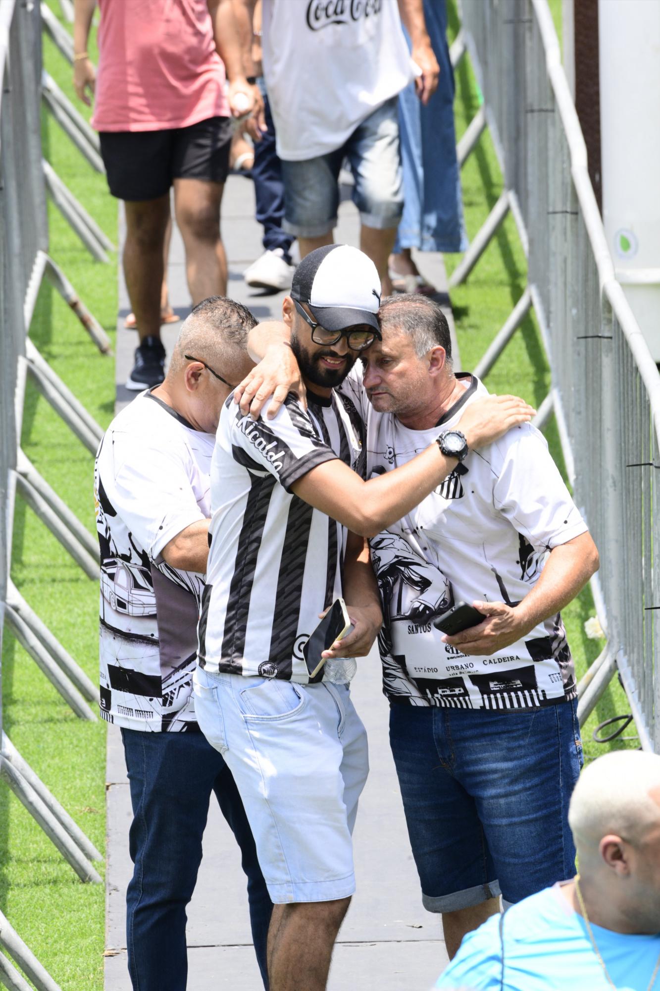 $!Filas interminables para despedir a Pelé