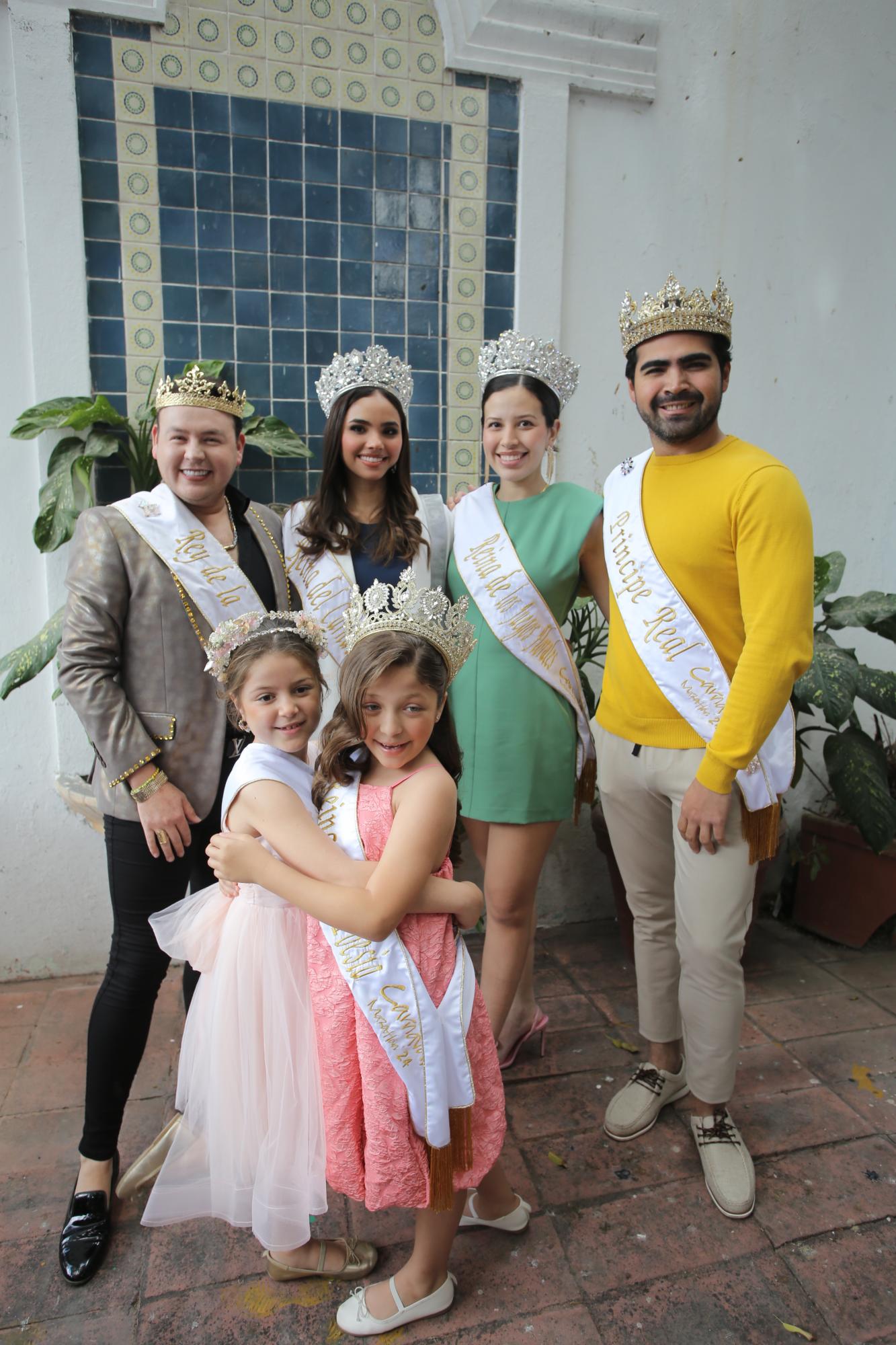 $!Héctor Limón, Carolina Ruelas, Siu Ling Cotero y Benjamín López. Al frente María Paula Velarde y Givanna Miranda, actual Realeza del Carnaval de Mazatlán 2024.