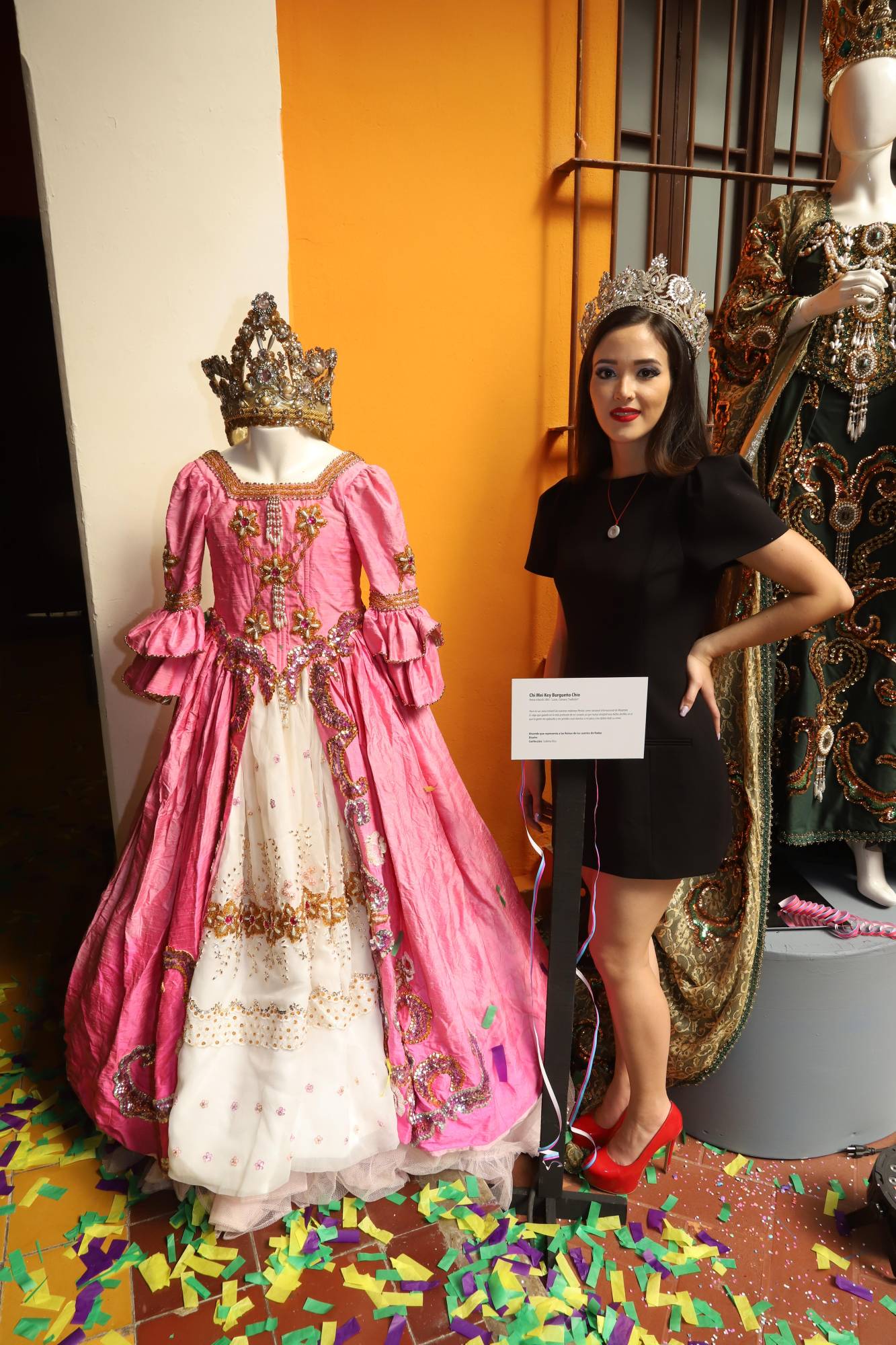 $!Chi Mei Key Burqueño Chio, Reina Infantil del Carnaval 2003 junto a su vestido.