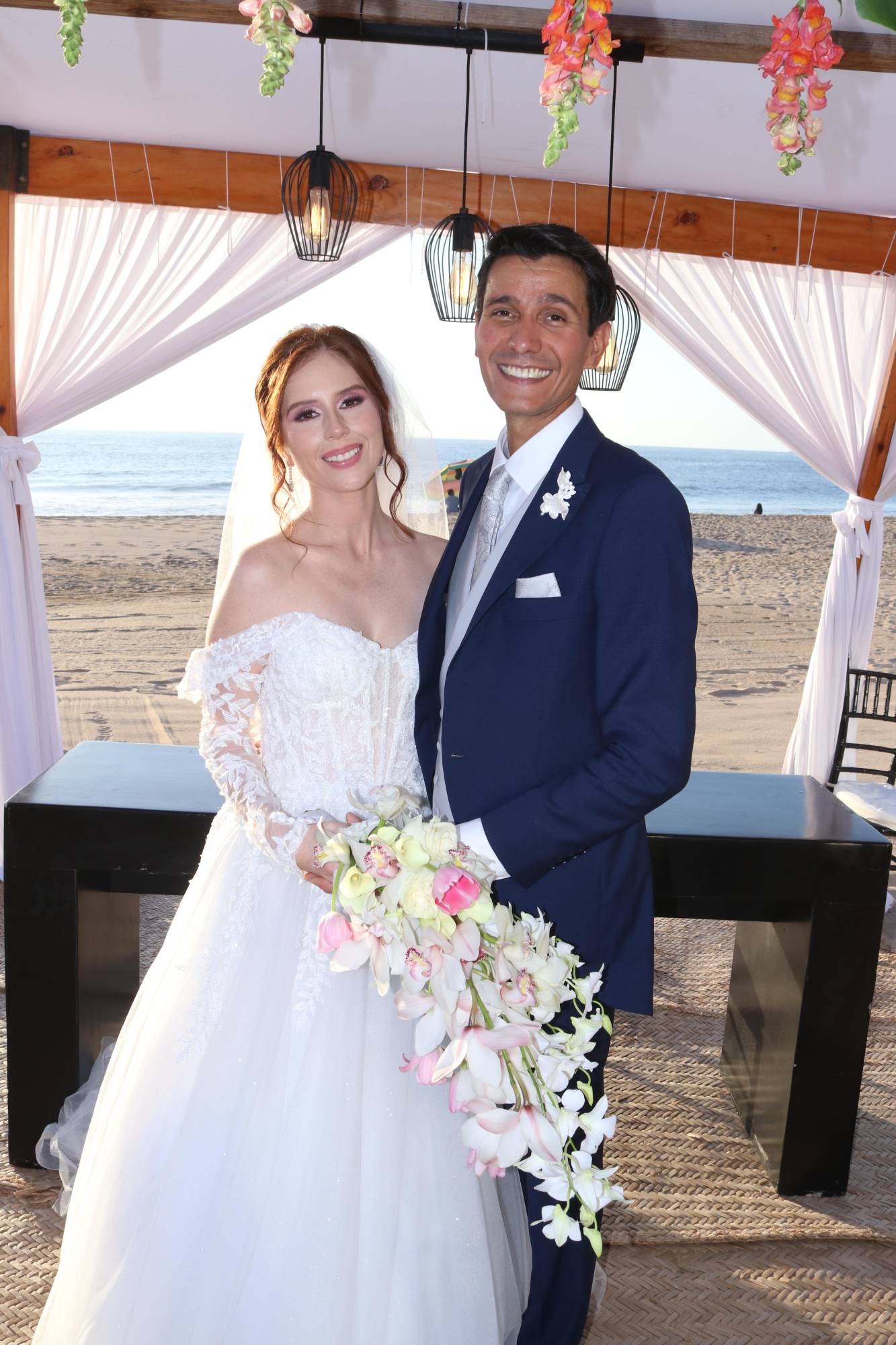 $!Los novios durante su ceremonia civil en un hermoso escenario de playa.