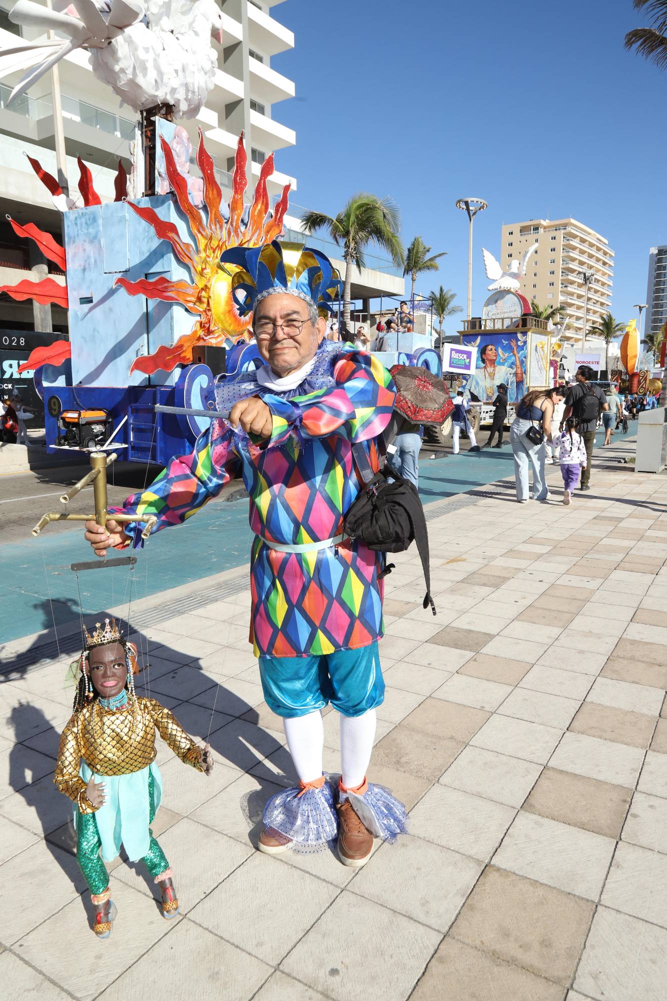 $!Víctor Armenta, titiritero de la comparsa de la UAS, ya con 31 años de participación.