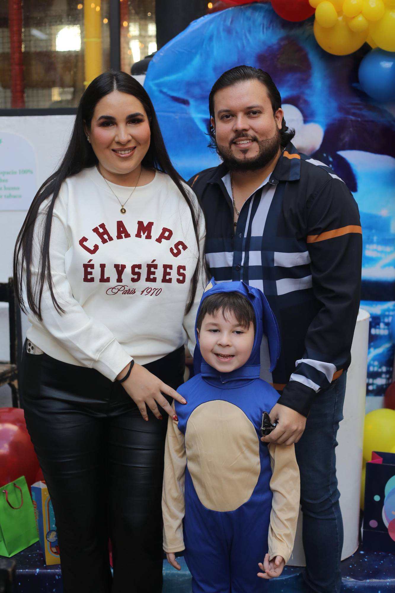 $!El cumpleañero entre sus papás, Selene Ochoa y Enrique Ramírez.