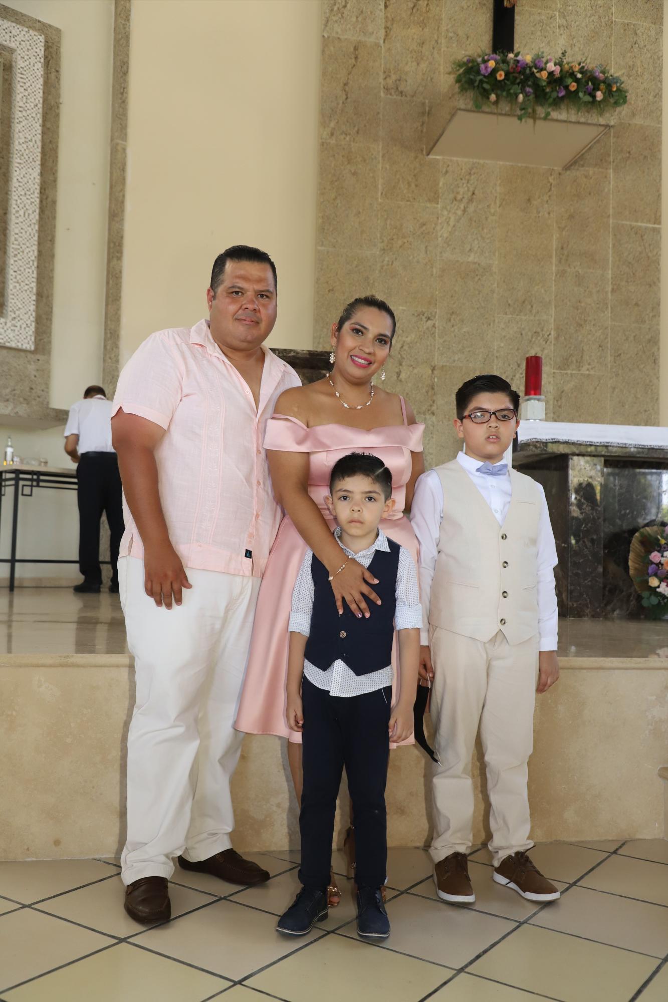 $!Rafael con sus papás, Rafael Alcántar Zataráin y Heidi Marisela Medina López, y su hermano, Cristhian Jhoel.