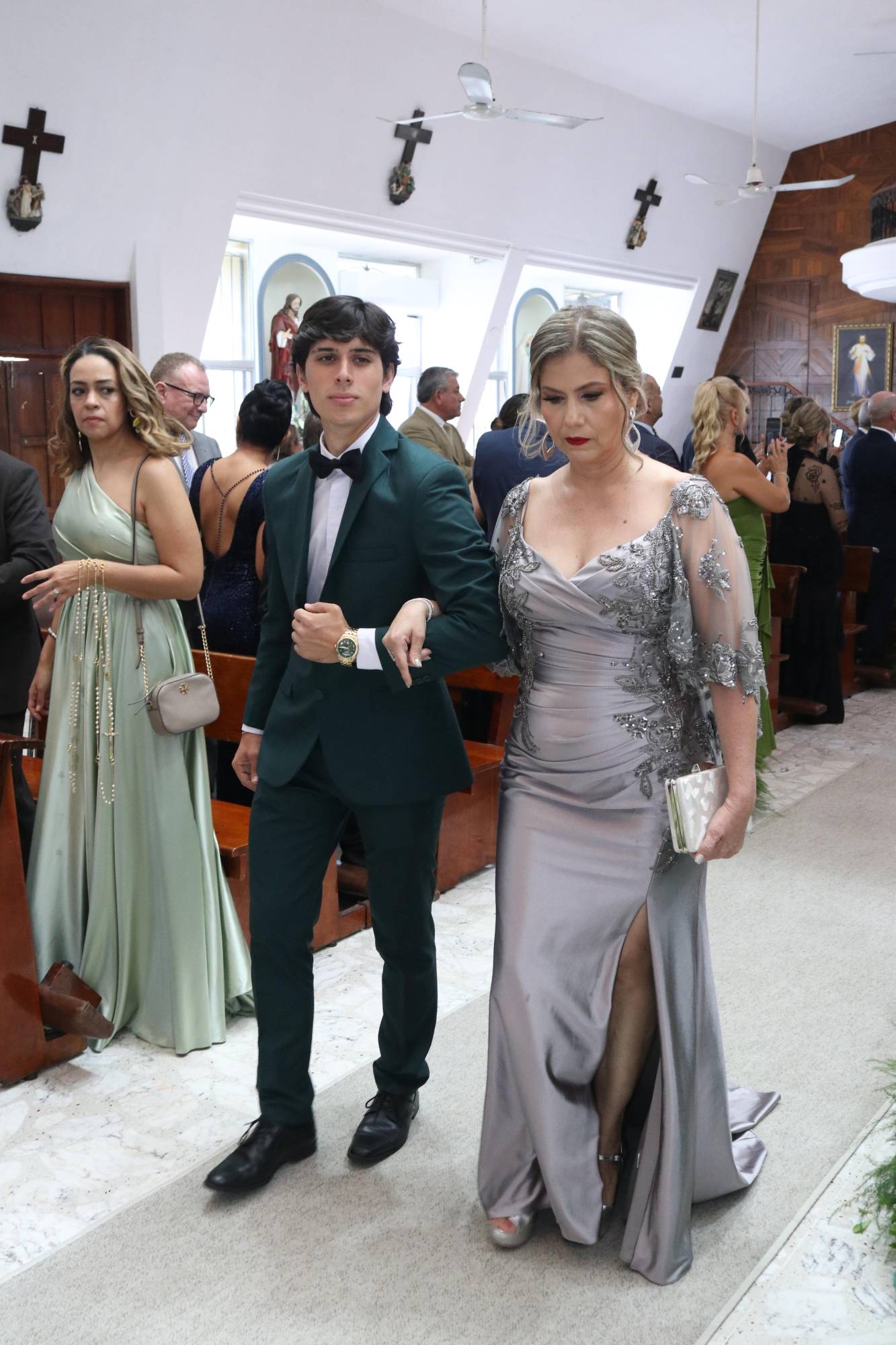$!César Saíd Chávez Salgado y Gisela Salgado Salgado, hermano y mamá de la novia, al momento de entrar el recinto sagrado.