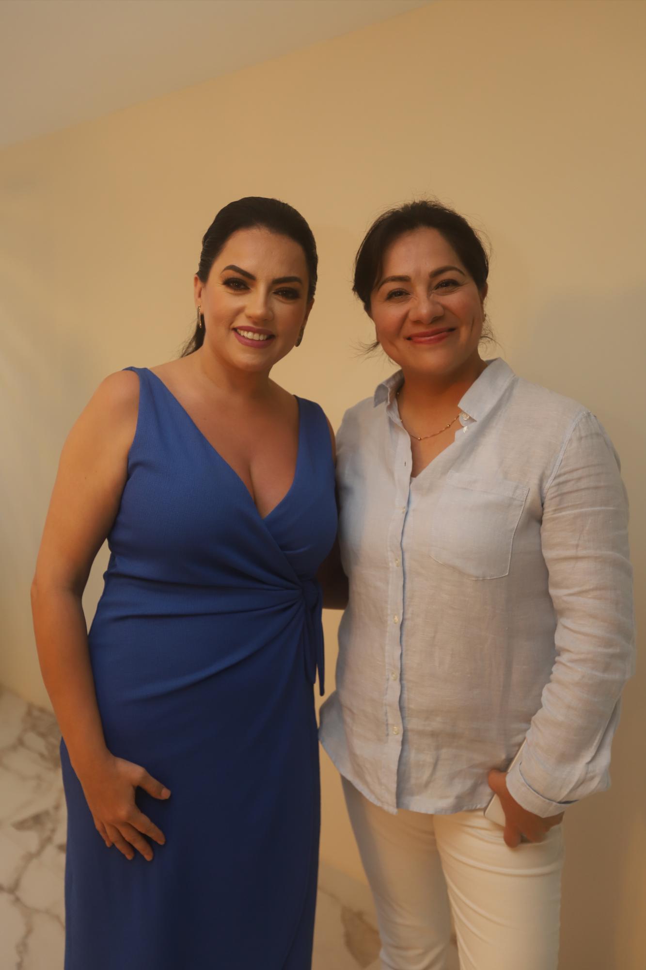 $!La notaria pública Jéssica Páez junto a la licenciada Gabriela Vega, ambas estarán realizando las labores que requiera la oficina.