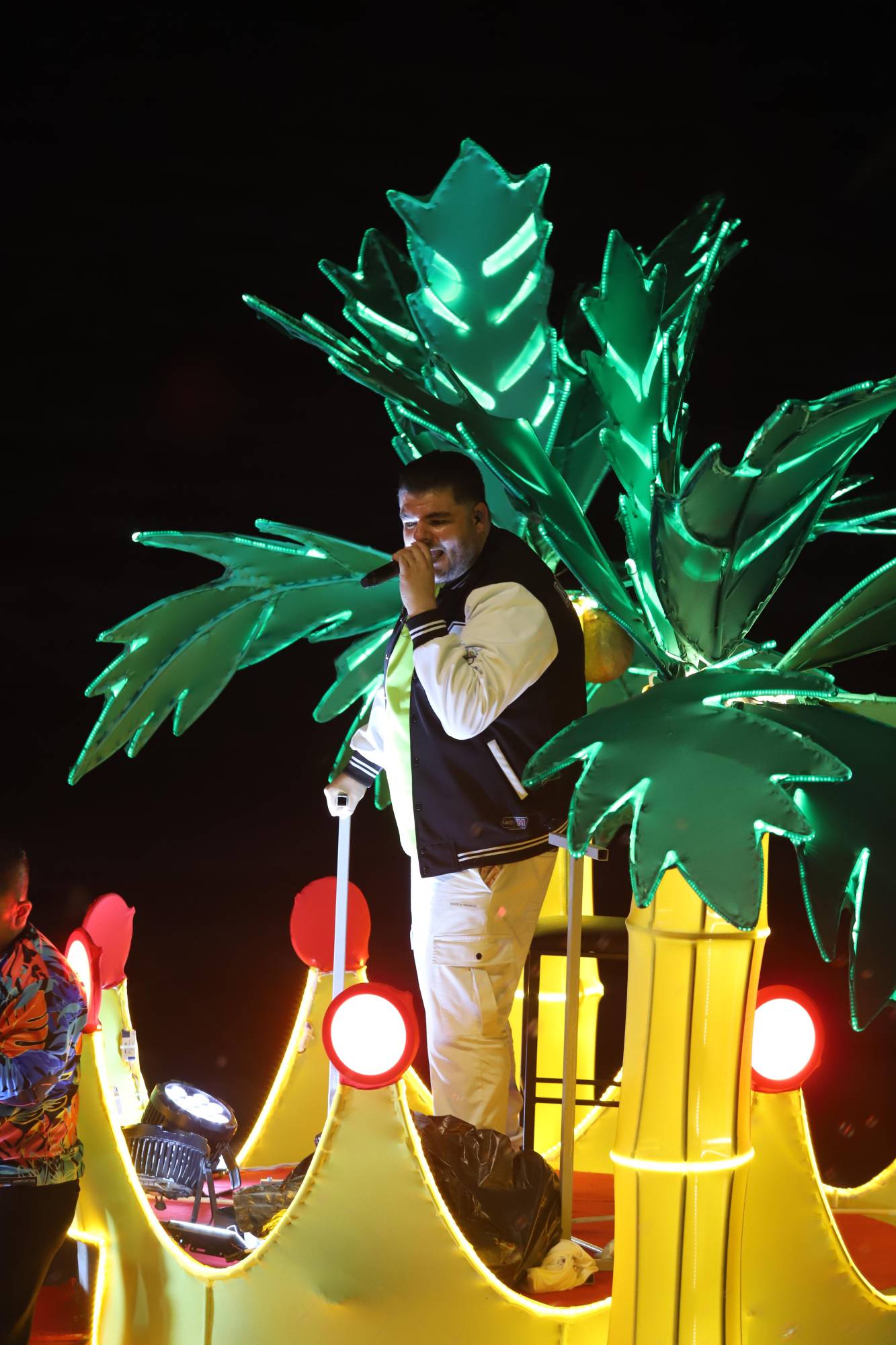 $!El cantante Max Peraza llevó su energía y voz al segundo desfile del Carnaval de Mazatlán, sumándose al ritmo de banda que contagió de alegría a miles de asistentes en la avenida Del Mar.
